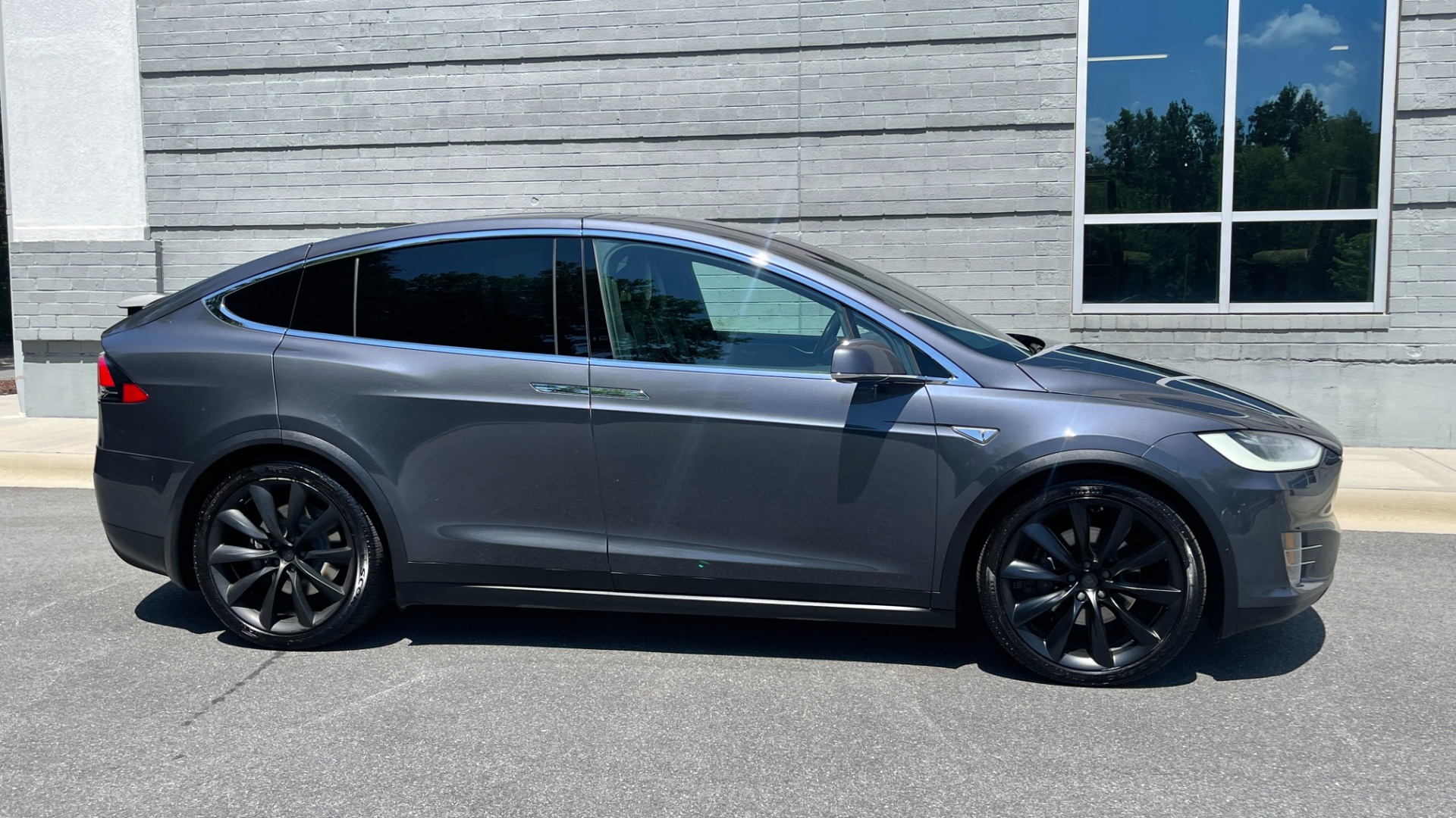 Used 2016 Tesla Model X 90D / AUTOPILOT / 3RD ROW / FALCON DOORS / ADJUSTABLE SUSPENSION for sale $62,995 at Formula Imports in Charlotte NC 28227 4