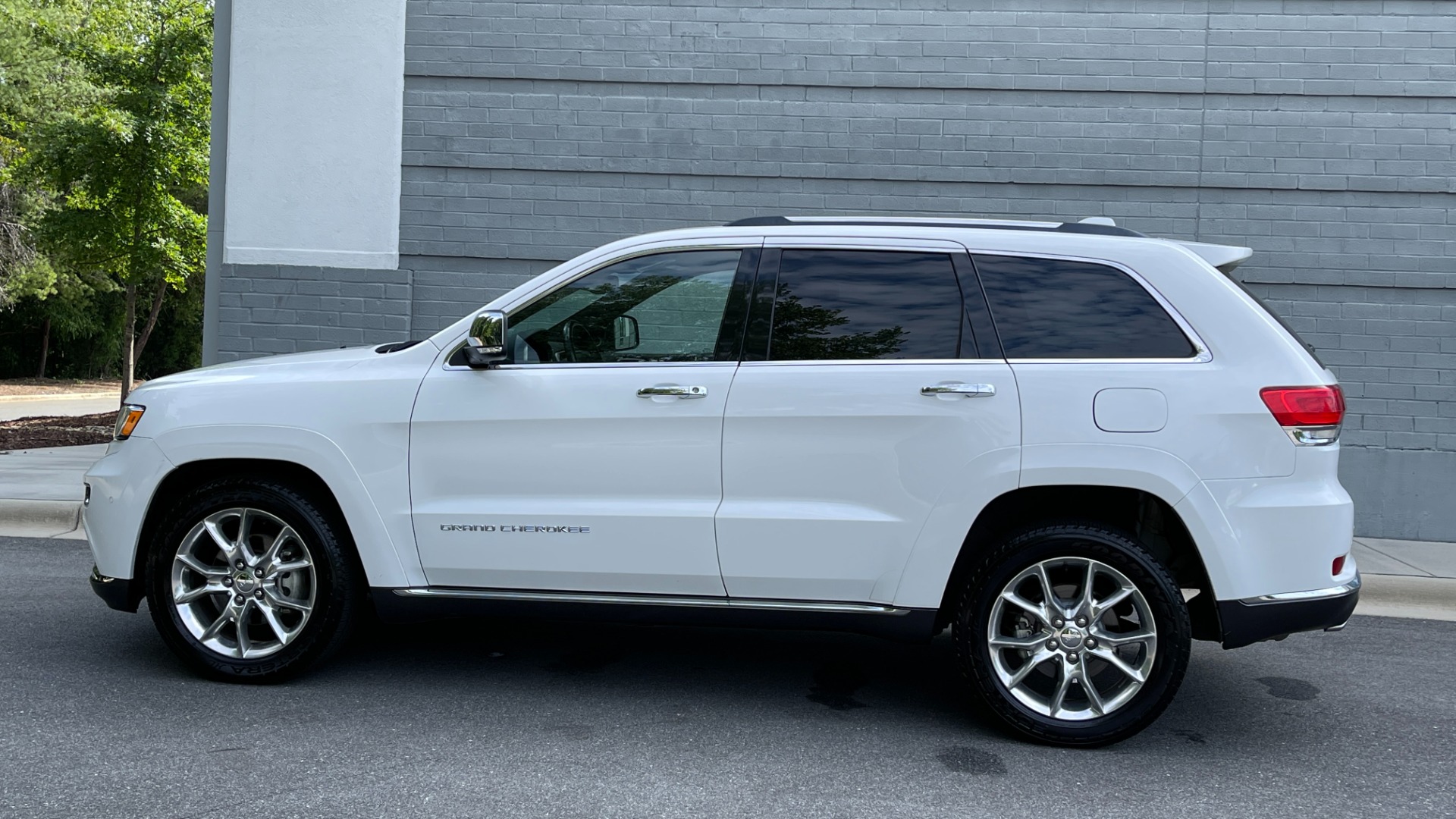 Used 2015 Jeep Grand Cherokee Summit / V8 / RWD / TOW PACKAGE / PANORAMIC ROOF for sale $15,500 at Formula Imports in Charlotte NC 28227 4