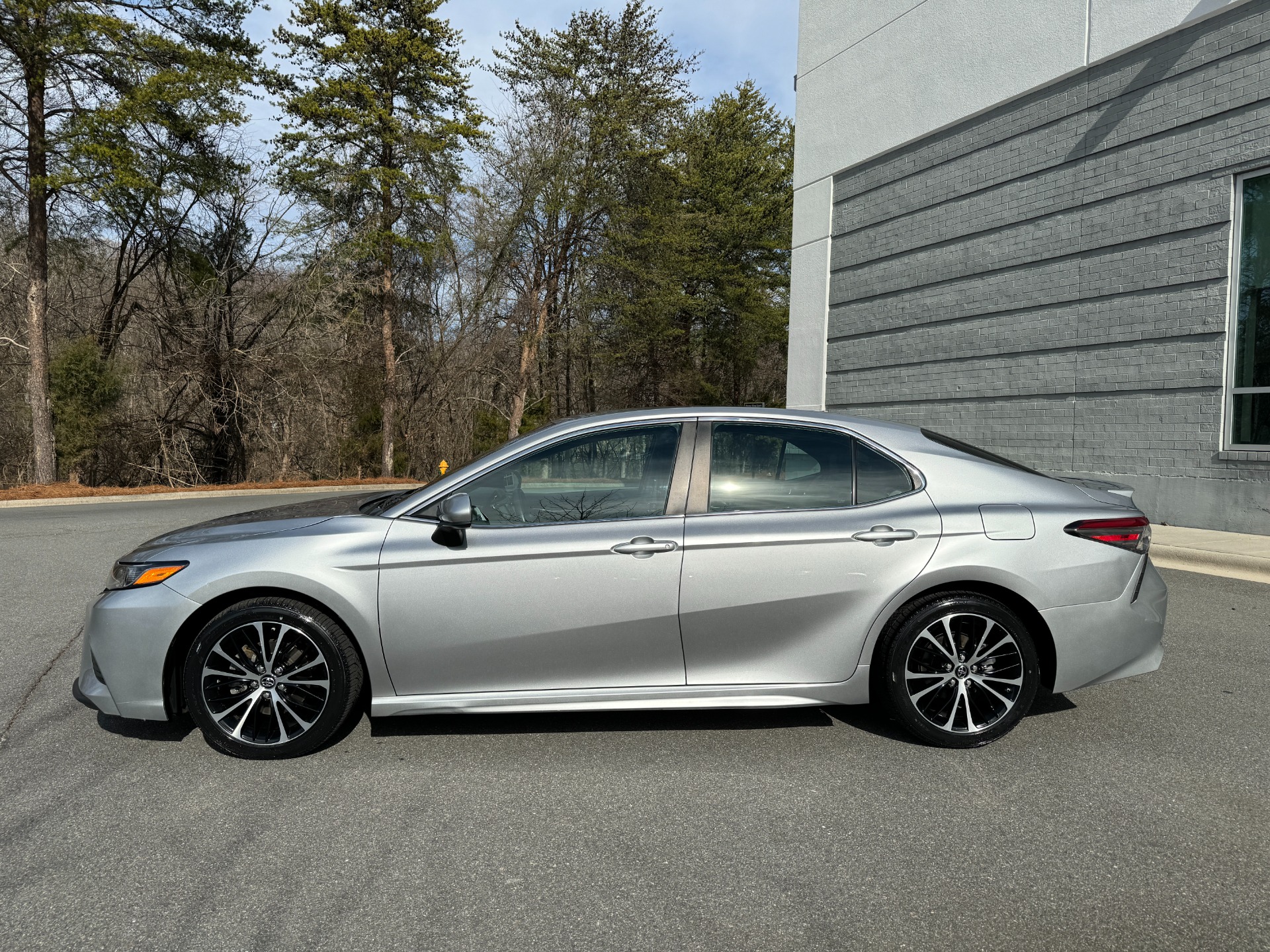 Used 2018 Toyota Camry SE ENTUNE AUDIO / SPORT SUSPENSION / 18IN WHEELS for sale $18,995 at Formula Imports in Charlotte NC 28227 3