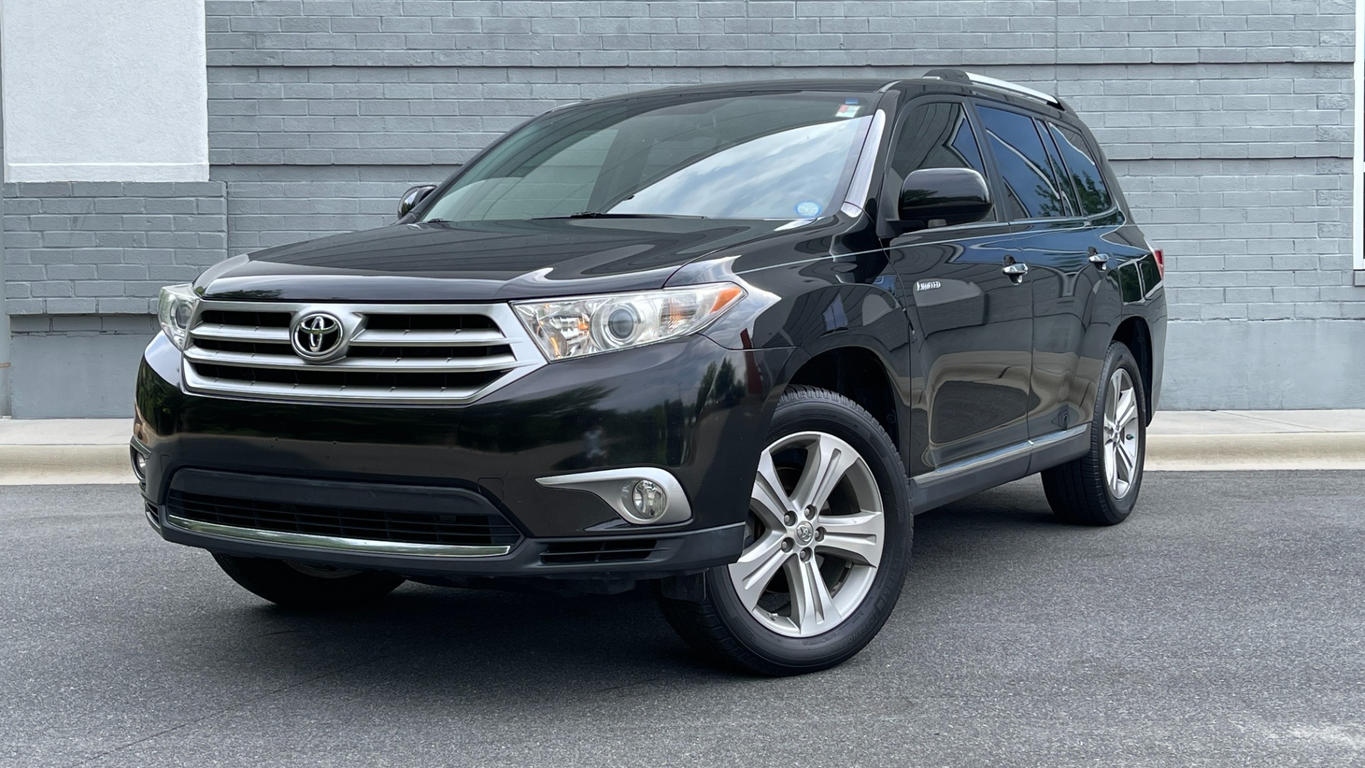 Used 2013 Toyota Highlander Limited / LEATHER / 3RD ROW / NAV / MOONROOF for sale Sold at Formula Imports in Charlotte NC 28227 1