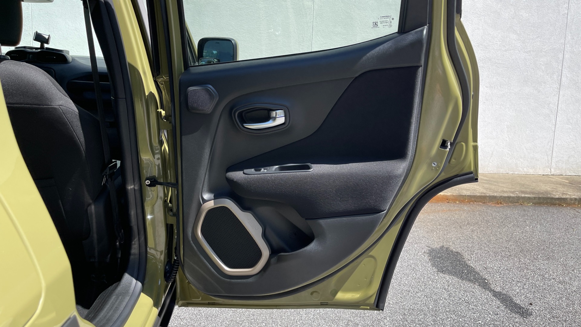 Used 2015 Jeep Renegade LATITUDE / 2.4L ENGINE / KEYLESS ENTRY / REMOTE START for sale $17,495 at Formula Imports in Charlotte NC 28227 10