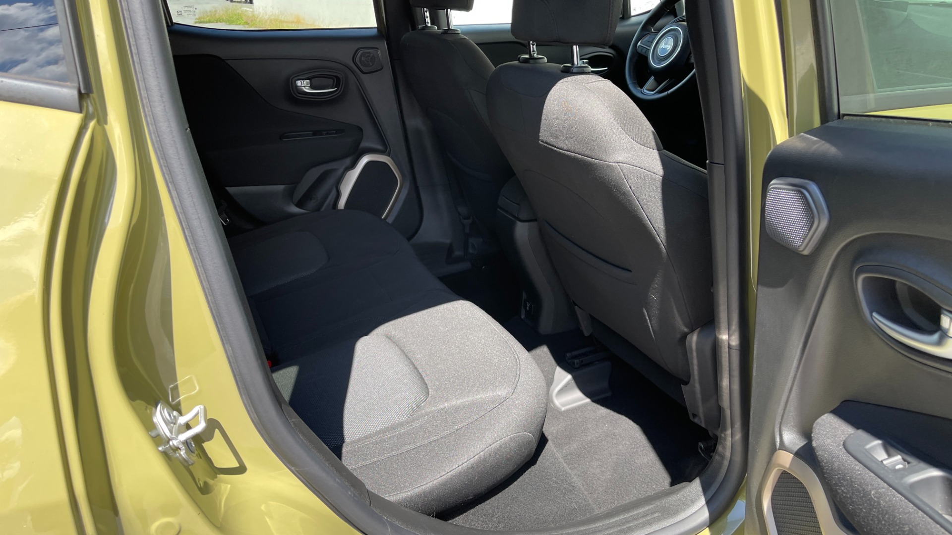 Used 2015 Jeep Renegade LATITUDE / 2.4L ENGINE / KEYLESS ENTRY / REMOTE START for sale $17,495 at Formula Imports in Charlotte NC 28227 12