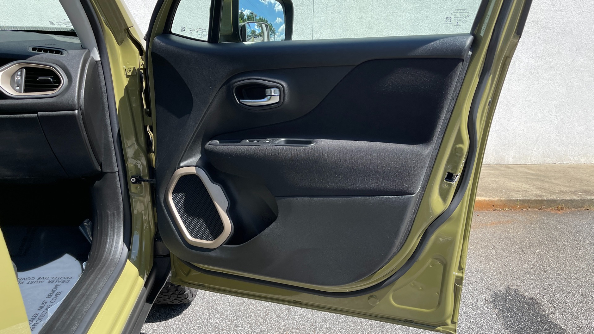 Used 2015 Jeep Renegade LATITUDE / 2.4L ENGINE / KEYLESS ENTRY / REMOTE START for sale $17,495 at Formula Imports in Charlotte NC 28227 14