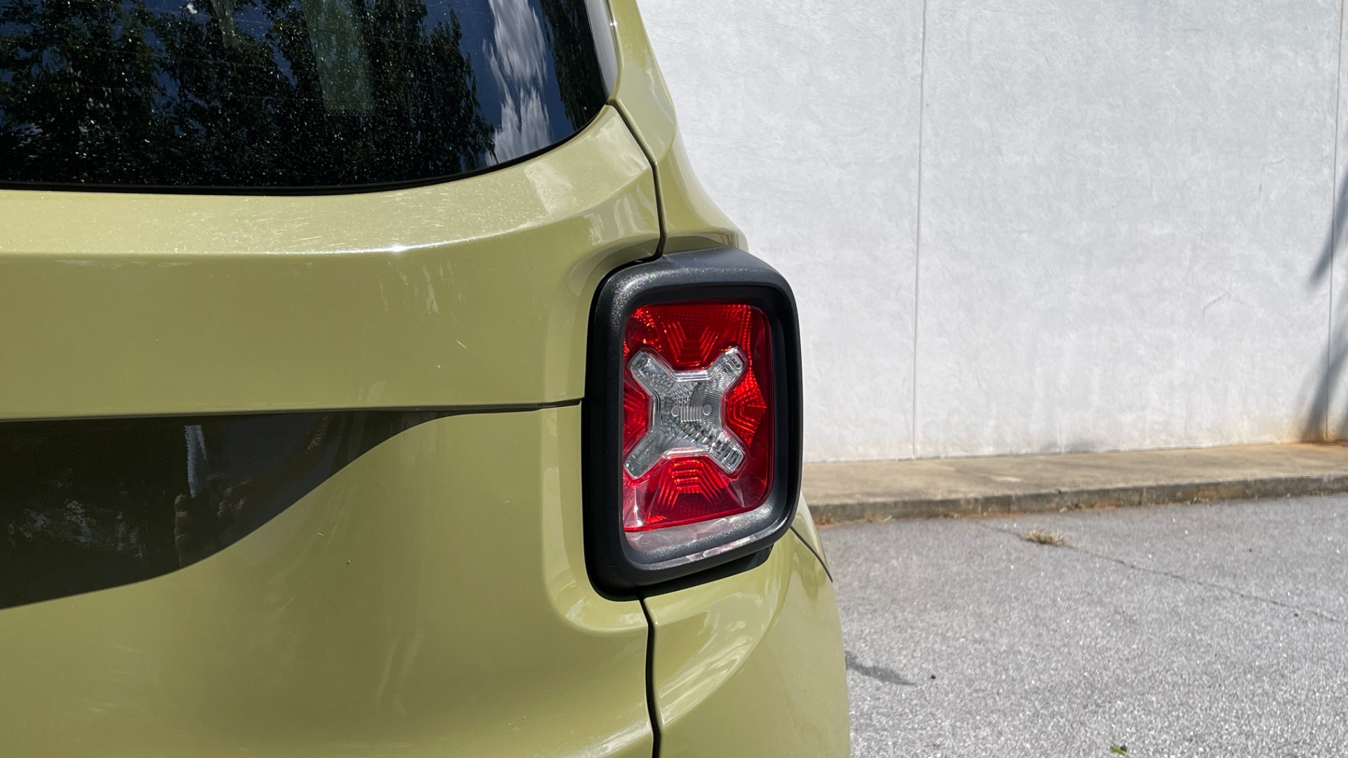 Used 2015 Jeep Renegade LATITUDE / 2.4L ENGINE / KEYLESS ENTRY / REMOTE START for sale $17,495 at Formula Imports in Charlotte NC 28227 26