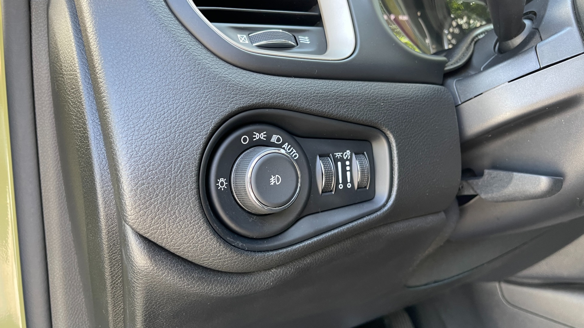 Used 2015 Jeep Renegade LATITUDE / 2.4L ENGINE / KEYLESS ENTRY / REMOTE START for sale $17,495 at Formula Imports in Charlotte NC 28227 33