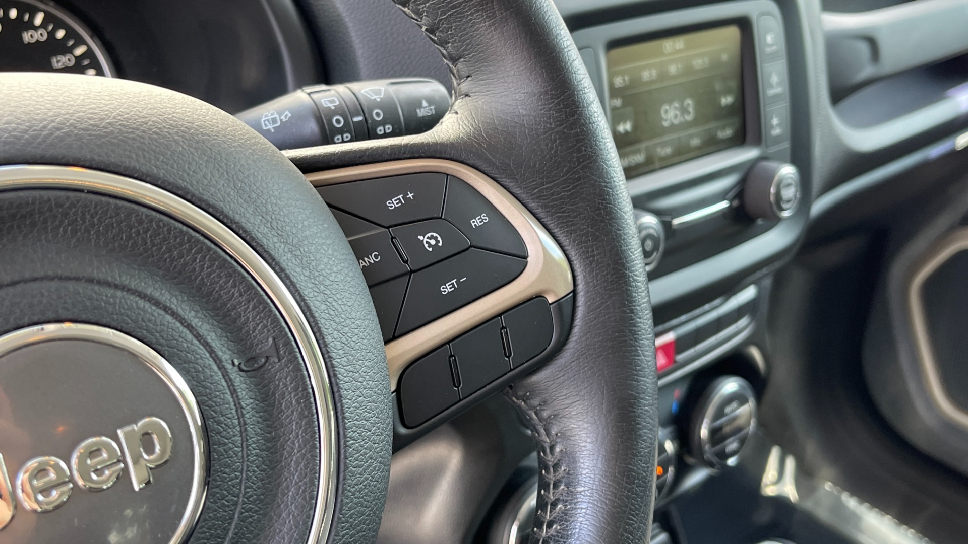 Used 2015 Jeep Renegade LATITUDE / 2.4L ENGINE / KEYLESS ENTRY / REMOTE START for sale $17,495 at Formula Imports in Charlotte NC 28227 35