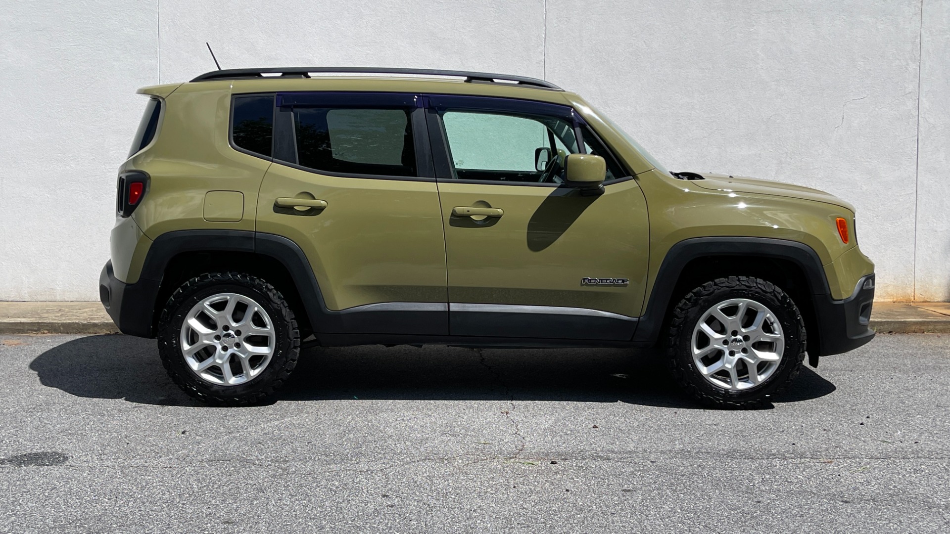 Used 2015 Jeep Renegade LATITUDE / 2.4L ENGINE / KEYLESS ENTRY / REMOTE START for sale $18,495 at Formula Imports in Charlotte NC 28227 4