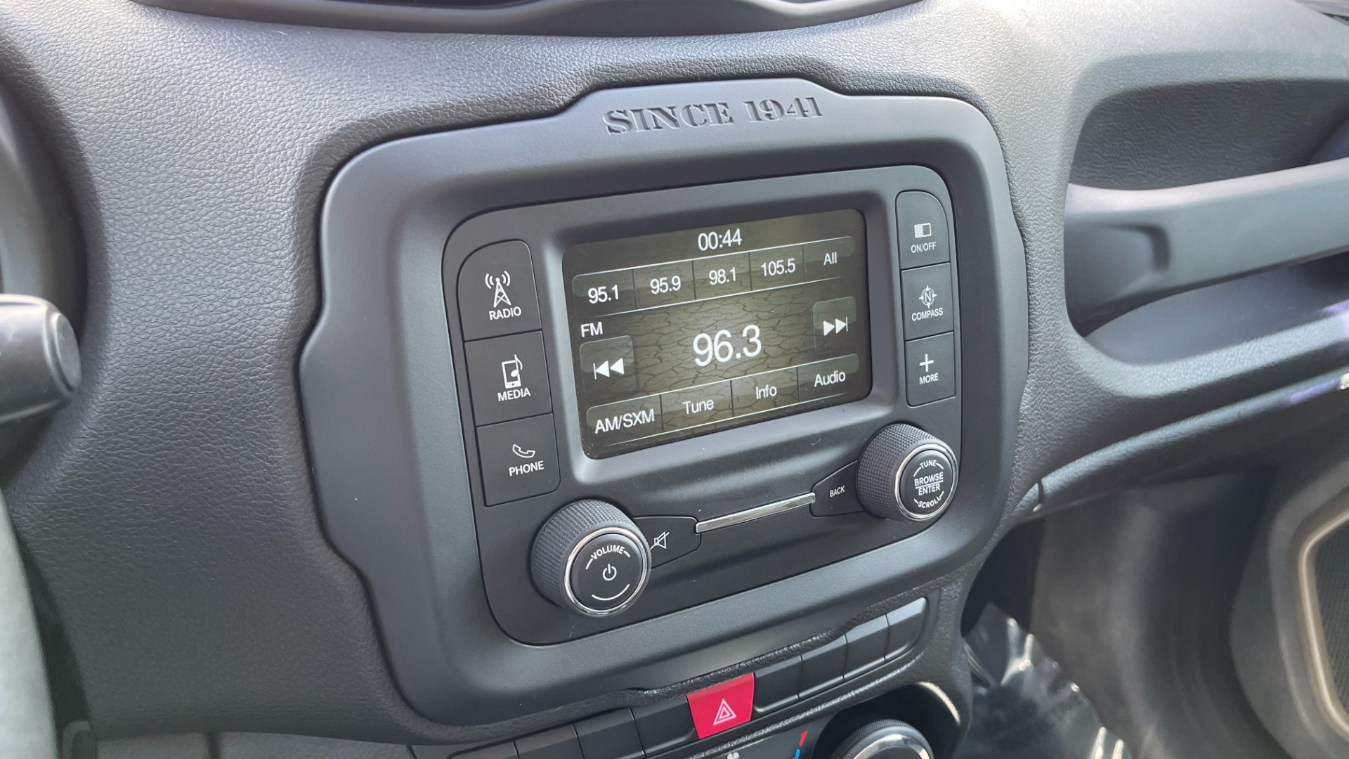 Used 2015 Jeep Renegade LATITUDE / 2.4L ENGINE / KEYLESS ENTRY / REMOTE START for sale $17,495 at Formula Imports in Charlotte NC 28227 40