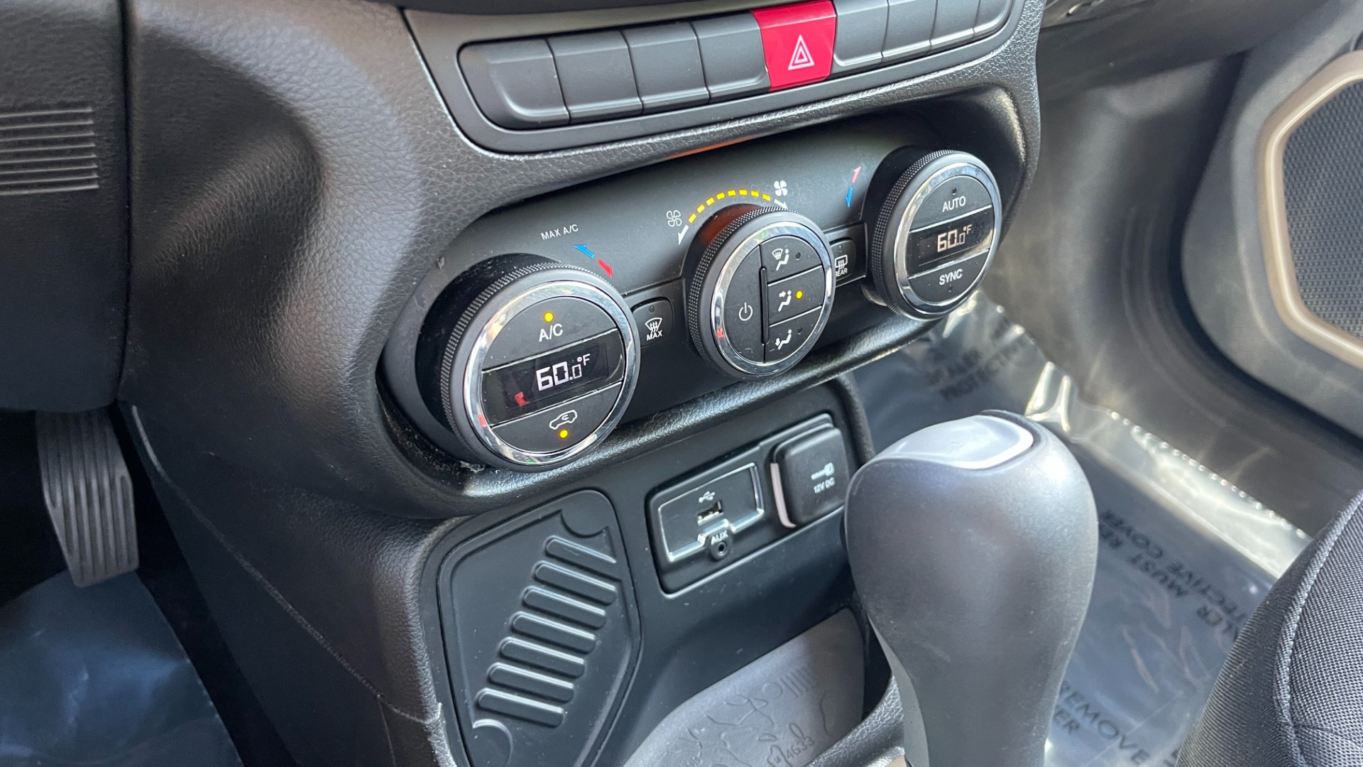 Used 2015 Jeep Renegade LATITUDE / 2.4L ENGINE / KEYLESS ENTRY / REMOTE START for sale $17,495 at Formula Imports in Charlotte NC 28227 42
