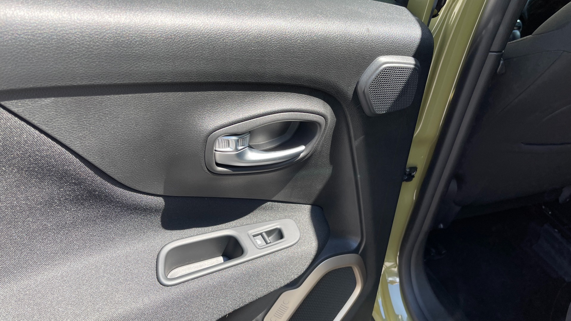 Used 2015 Jeep Renegade LATITUDE / 2.4L ENGINE / KEYLESS ENTRY / REMOTE START for sale $17,495 at Formula Imports in Charlotte NC 28227 48