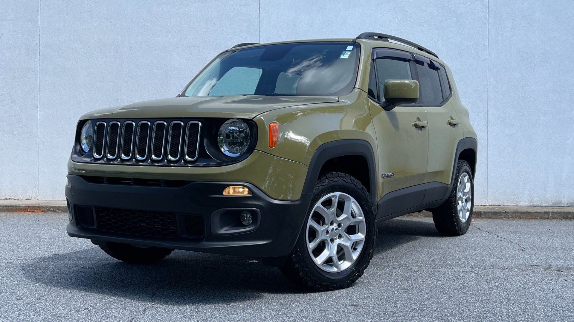 Used 2015 Jeep Renegade LATITUDE / 2.4L ENGINE / KEYLESS ENTRY / REMOTE START for sale $17,495 at Formula Imports in Charlotte NC 28227 1