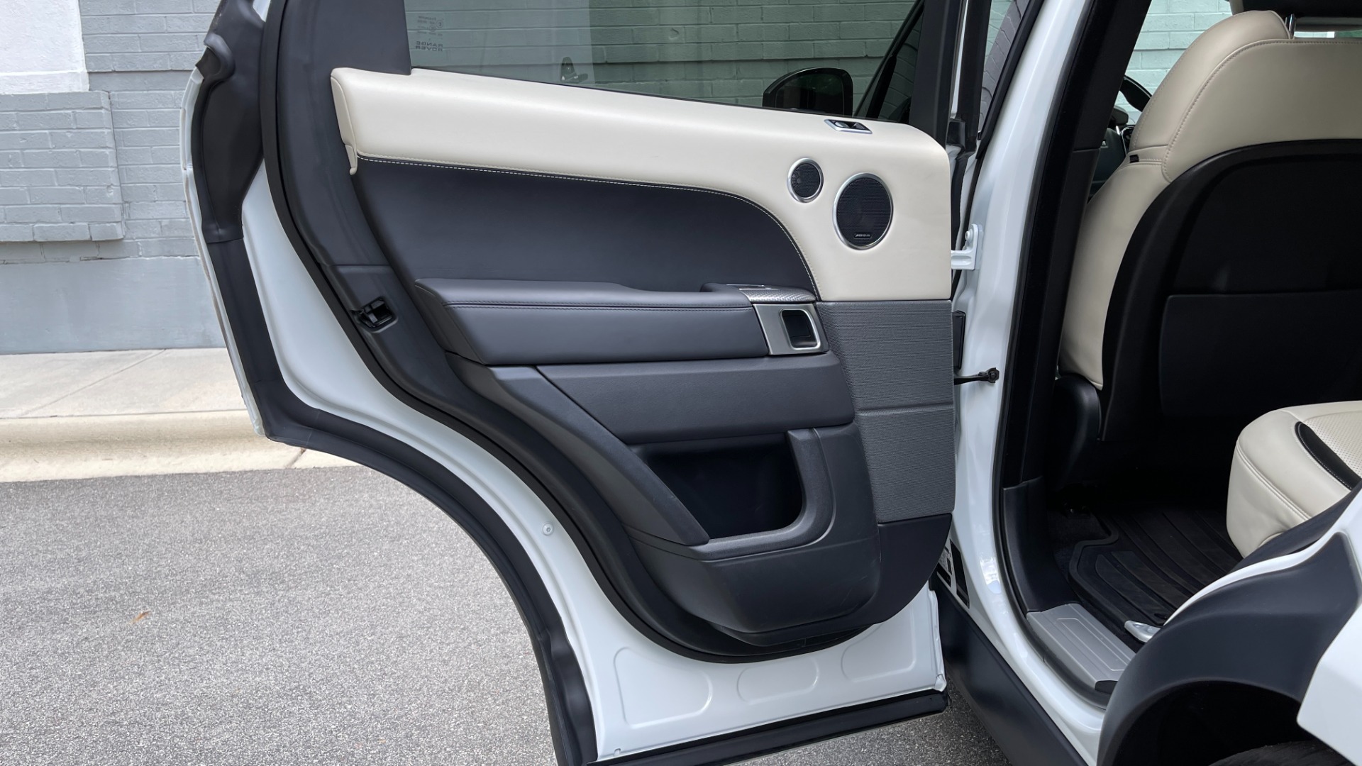 Used 2019 Land Rover Range Rover Sport DYNAMIC / BLACKOUT PACK / VISION ASSIST / 22IN WHEELS for sale Sold at Formula Imports in Charlotte NC 28227 32