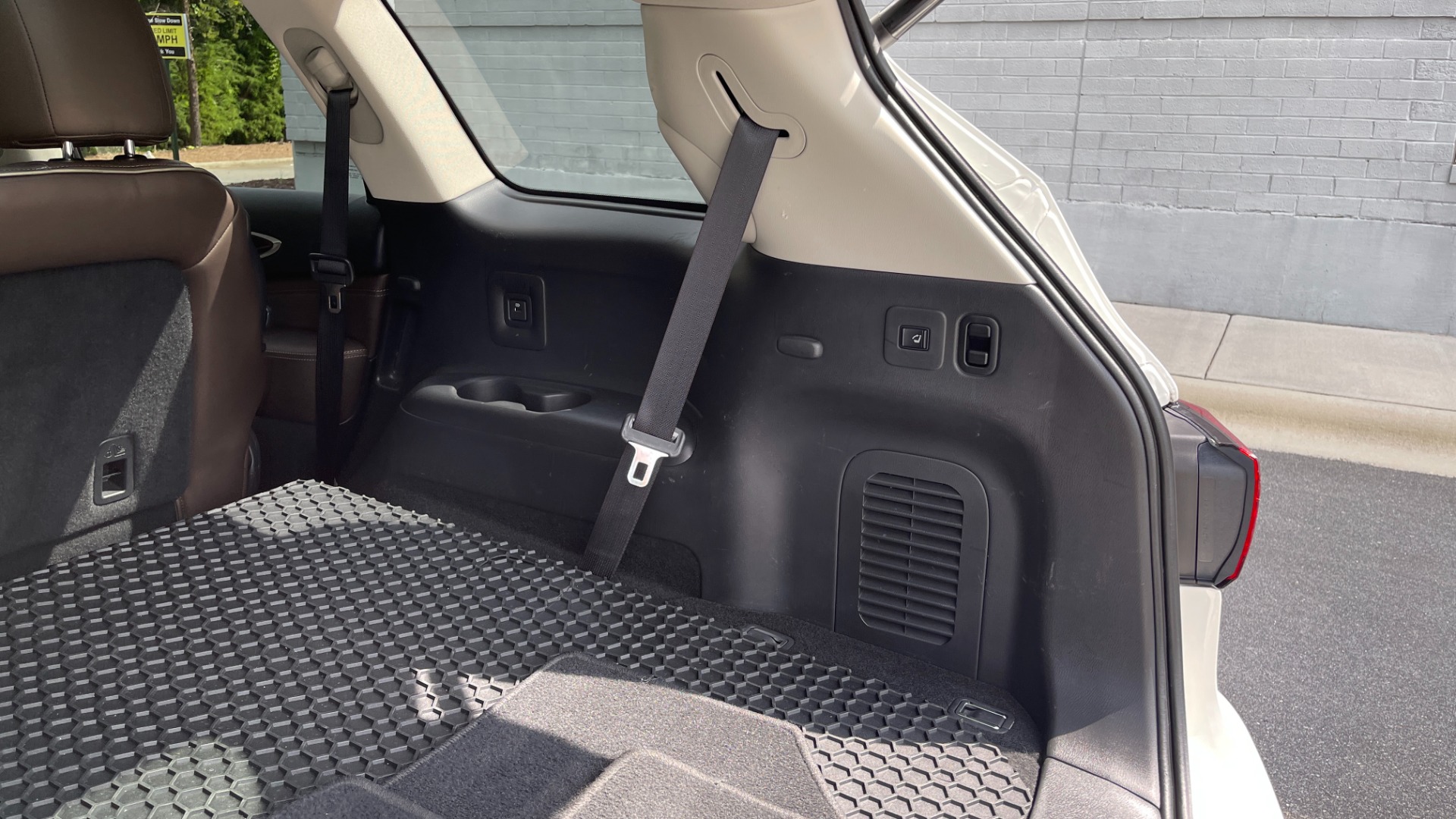 Used 2016 INFINITI QX60 AWD / DVD / 3RD ROW SEATS / DELUXE TECH for sale Sold at Formula Imports in Charlotte NC 28227 14