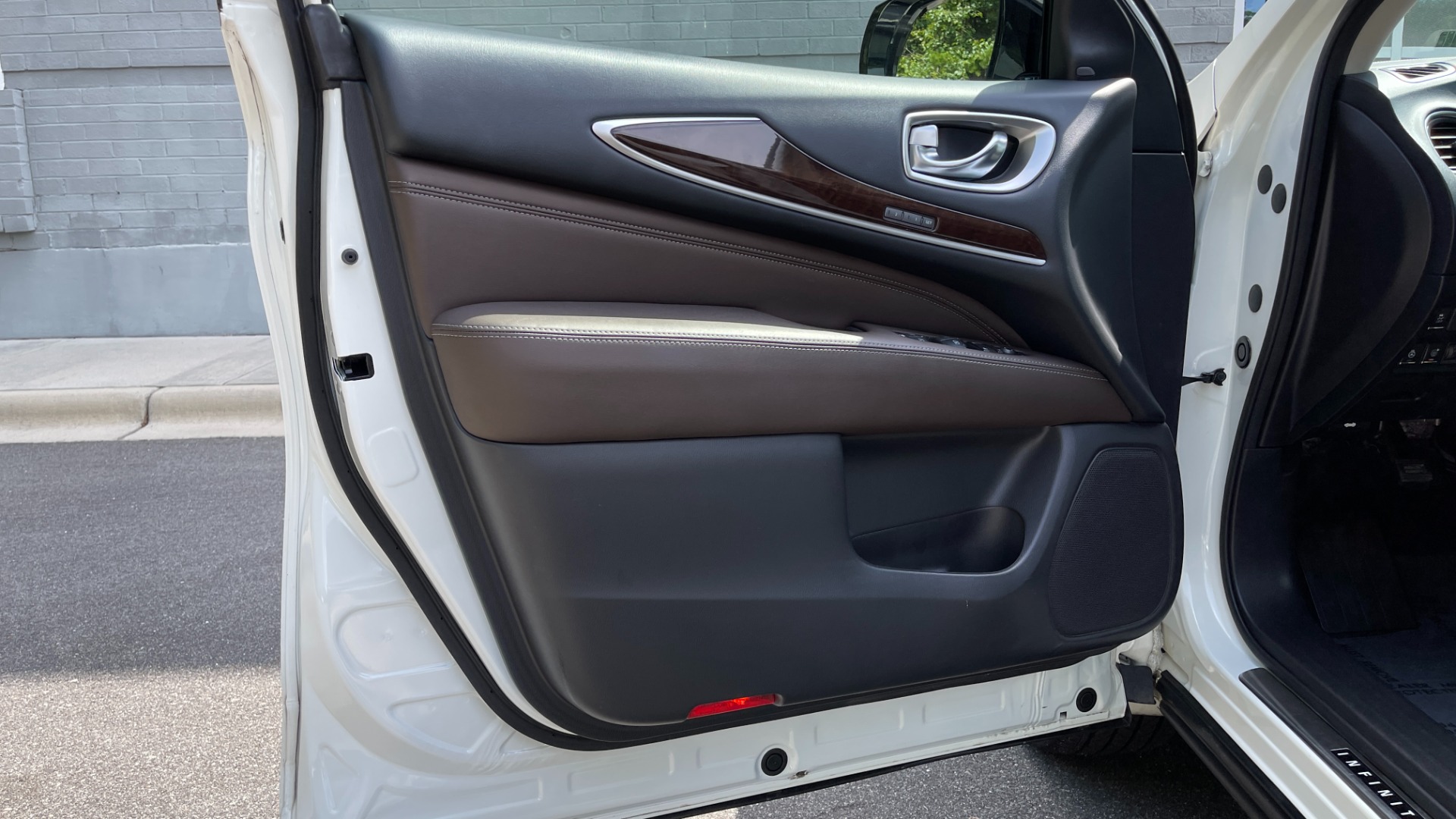 Used 2016 INFINITI QX60 AWD / DVD / 3RD ROW SEATS / DELUXE TECH for sale $27,999 at Formula Imports in Charlotte NC 28227 23