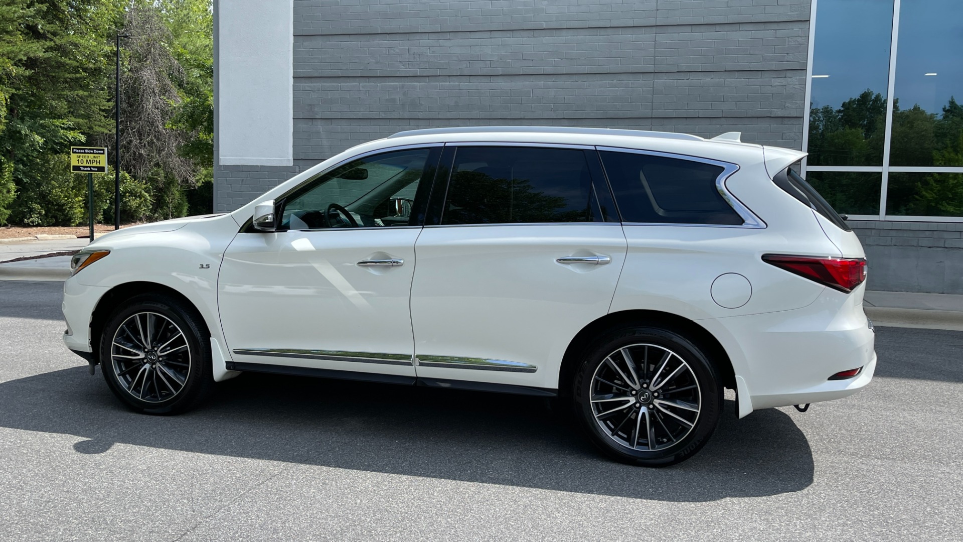 Used 2016 INFINITI QX60 AWD / DVD / 3RD ROW SEATS / DELUXE TECH for sale Sold at Formula Imports in Charlotte NC 28227 3