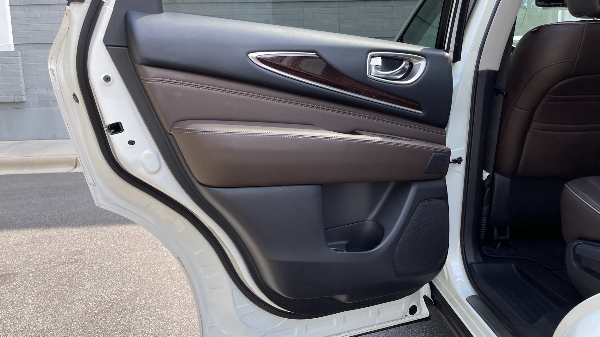 Used 2016 INFINITI QX60 AWD / DVD / 3RD ROW SEATS / DELUXE TECH for sale Sold at Formula Imports in Charlotte NC 28227 39