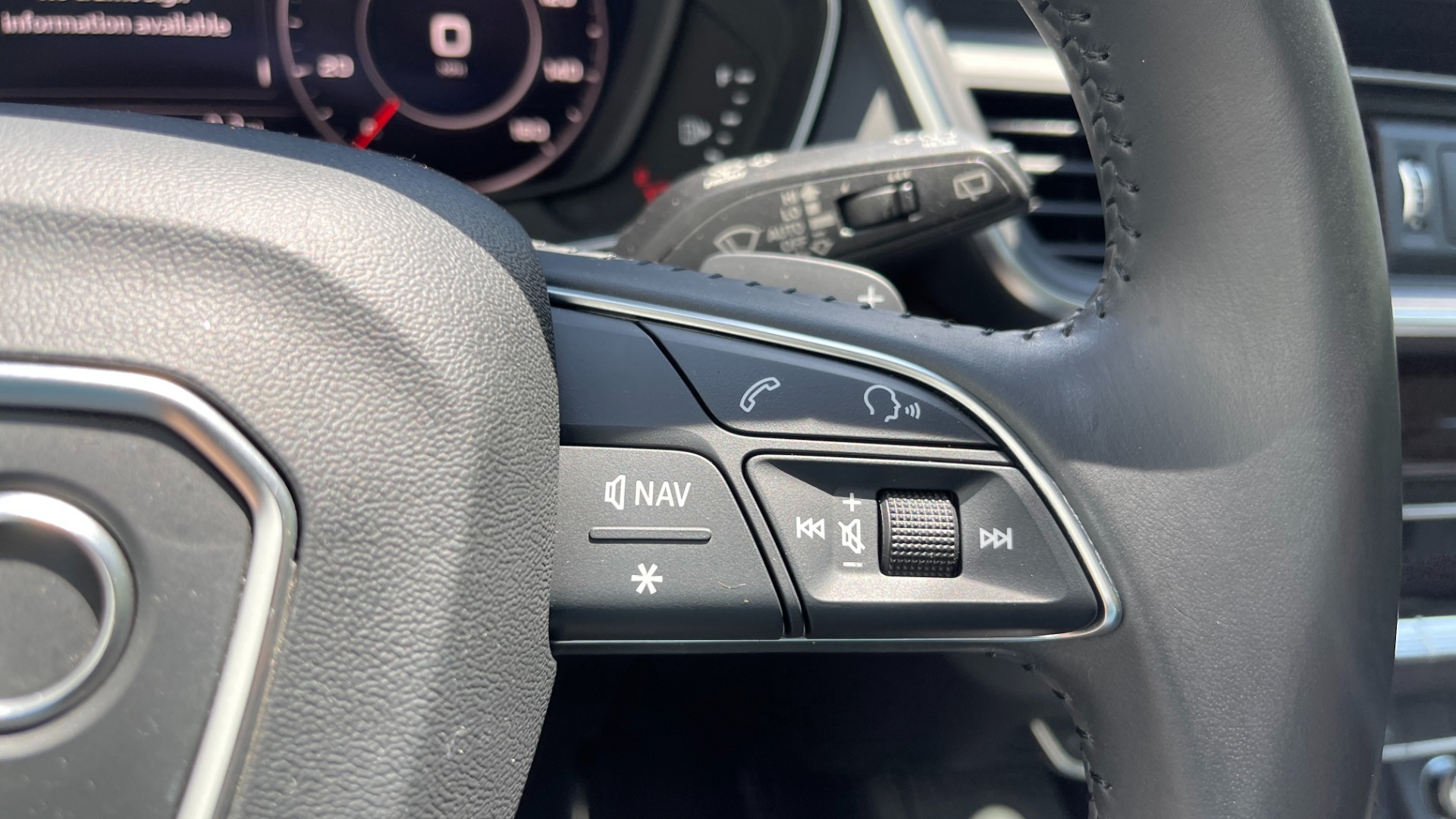 Used 2018 Audi Q5 PREMIUM PLUS / 20IN WHEELS / WARM WEATHER PACKAGE / AUDI CONNECT for sale $33,595 at Formula Imports in Charlotte NC 28227 26