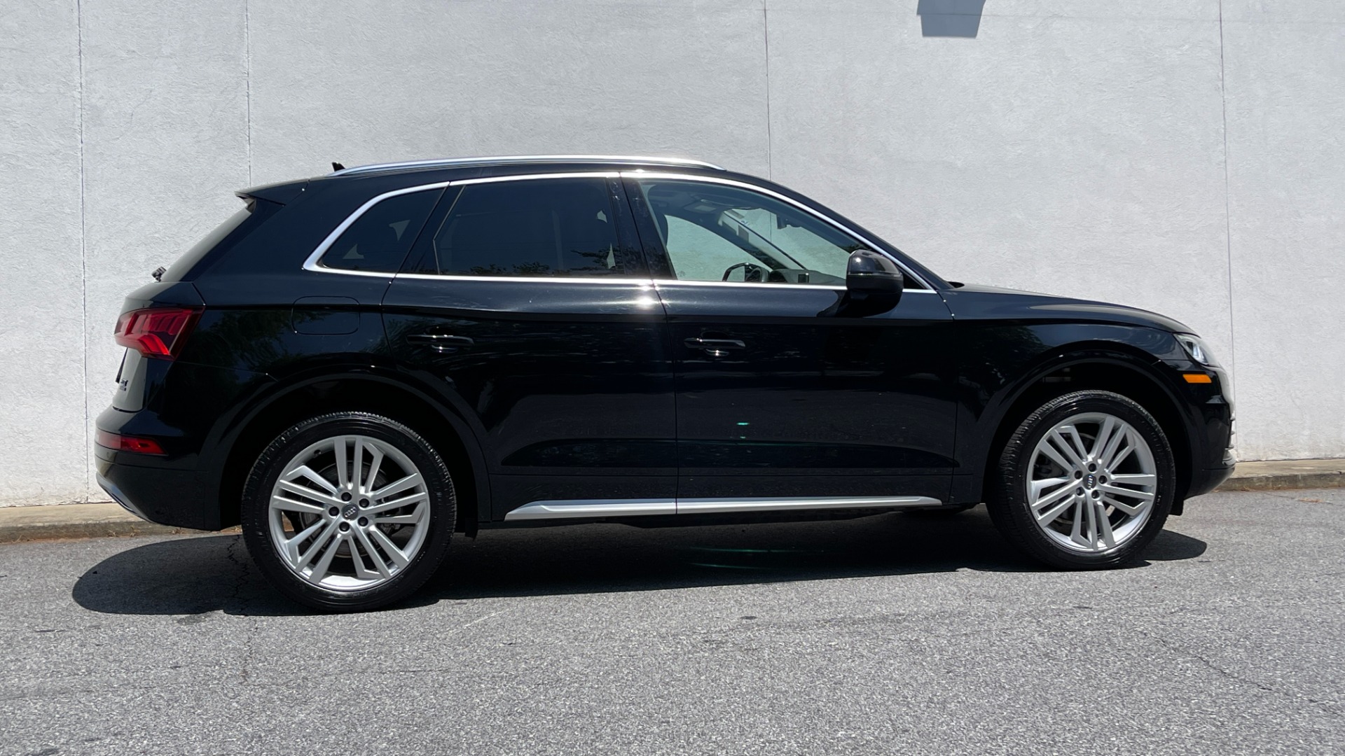Used 2018 Audi Q5 PREMIUM PLUS / 20IN WHEELS / WARM WEATHER PACKAGE / AUDI CONNECT for sale $33,595 at Formula Imports in Charlotte NC 28227 4