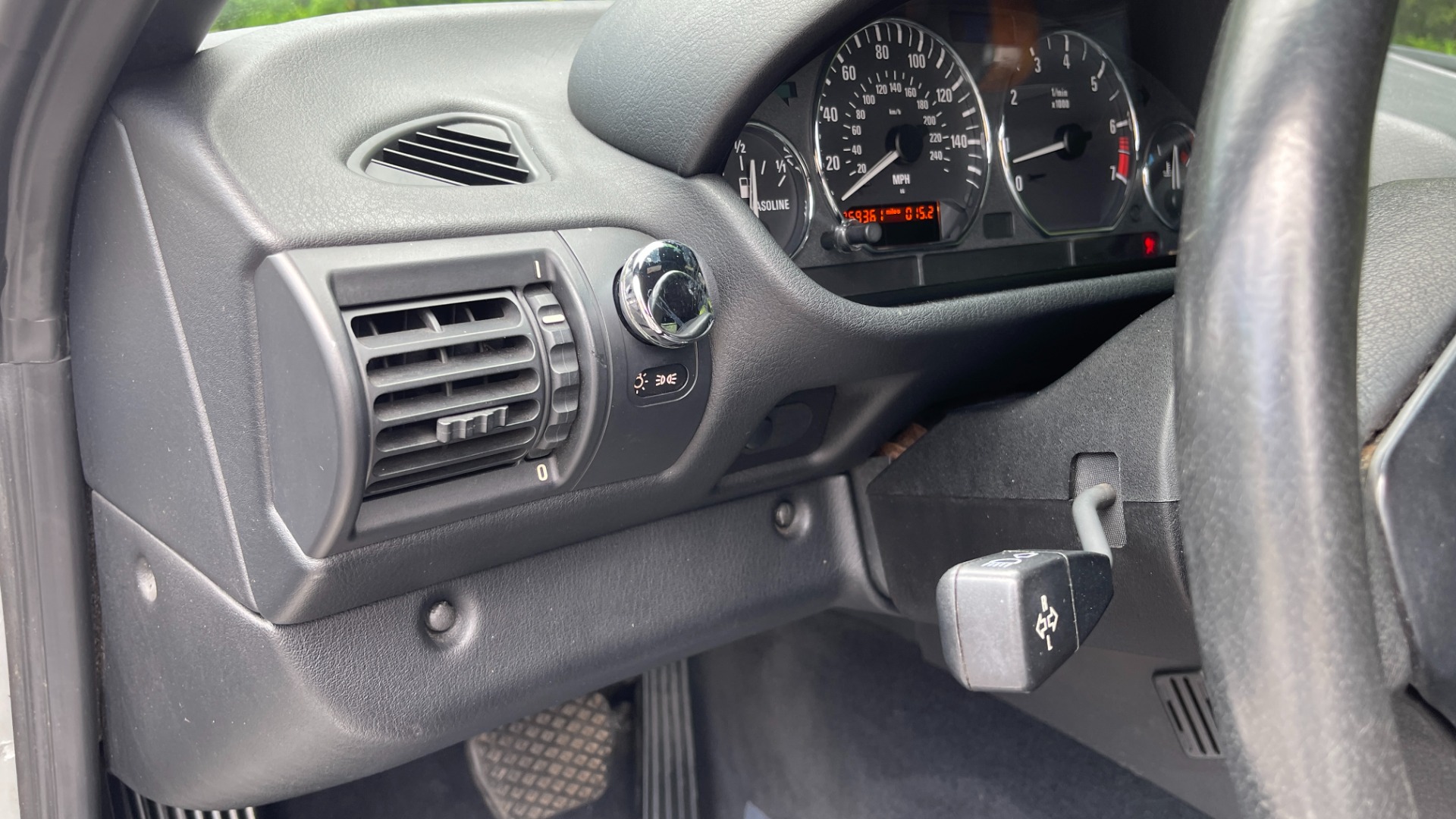 Used 2000 BMW Z3 2.5L / CONVERTIBLE / PWR TOP / AUTOMATIC / HEATED SEATS / LEATHER for sale $12,995 at Formula Imports in Charlotte NC 28227 16