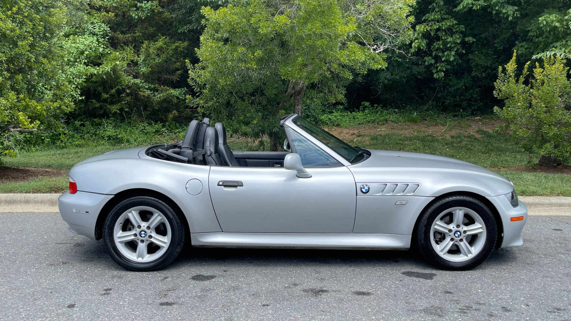 Used 2000 BMW Z3 2.5L / CONVERTIBLE / PWR TOP / AUTOMATIC / HEATED SEATS / LEATHER for sale $12,995 at Formula Imports in Charlotte NC 28227 7