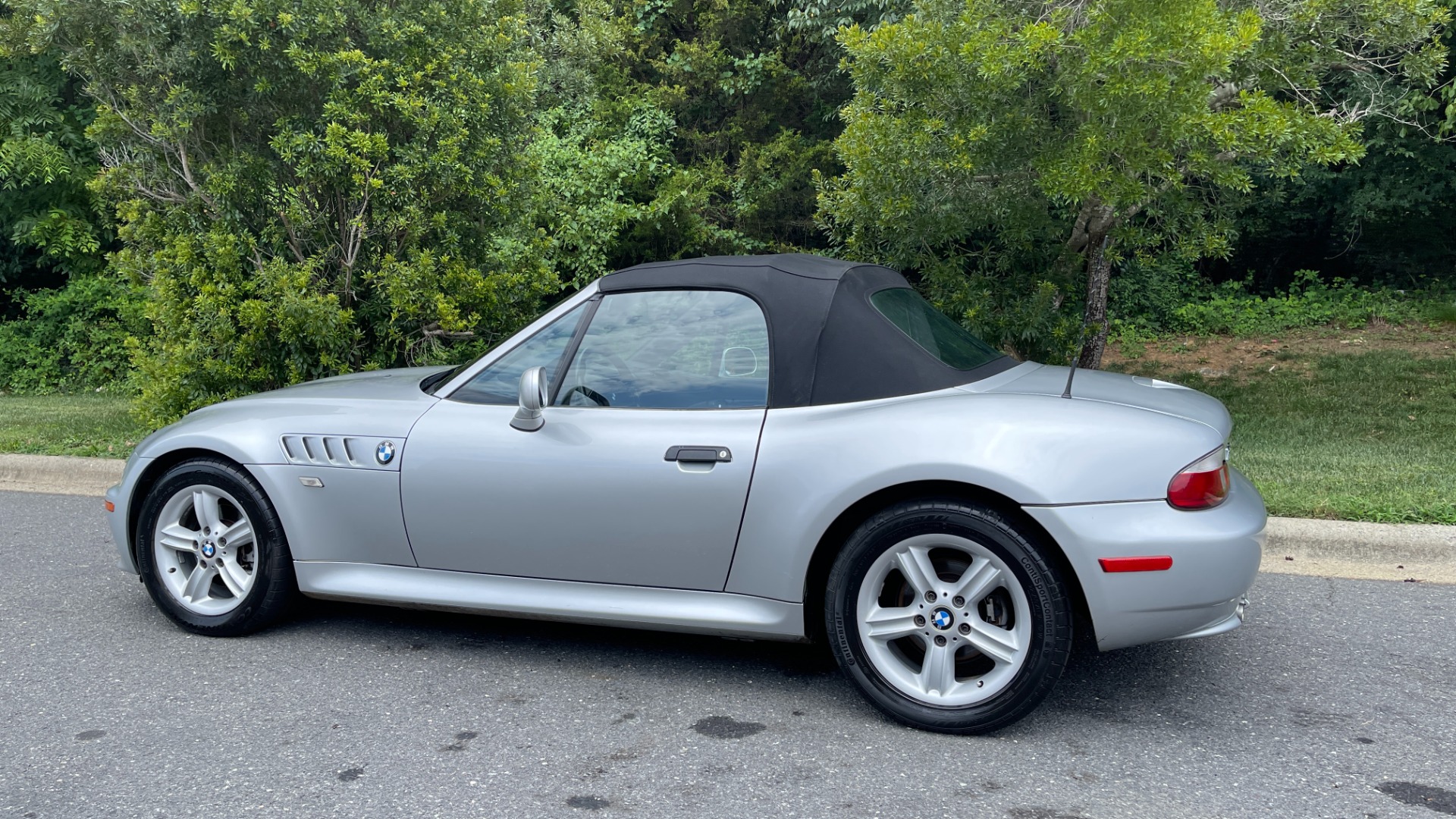 Used 2000 BMW Z3 2.5L / CONVERTIBLE / PWR TOP / AUTOMATIC / HEATED SEATS / LEATHER for sale $12,995 at Formula Imports in Charlotte NC 28227 9
