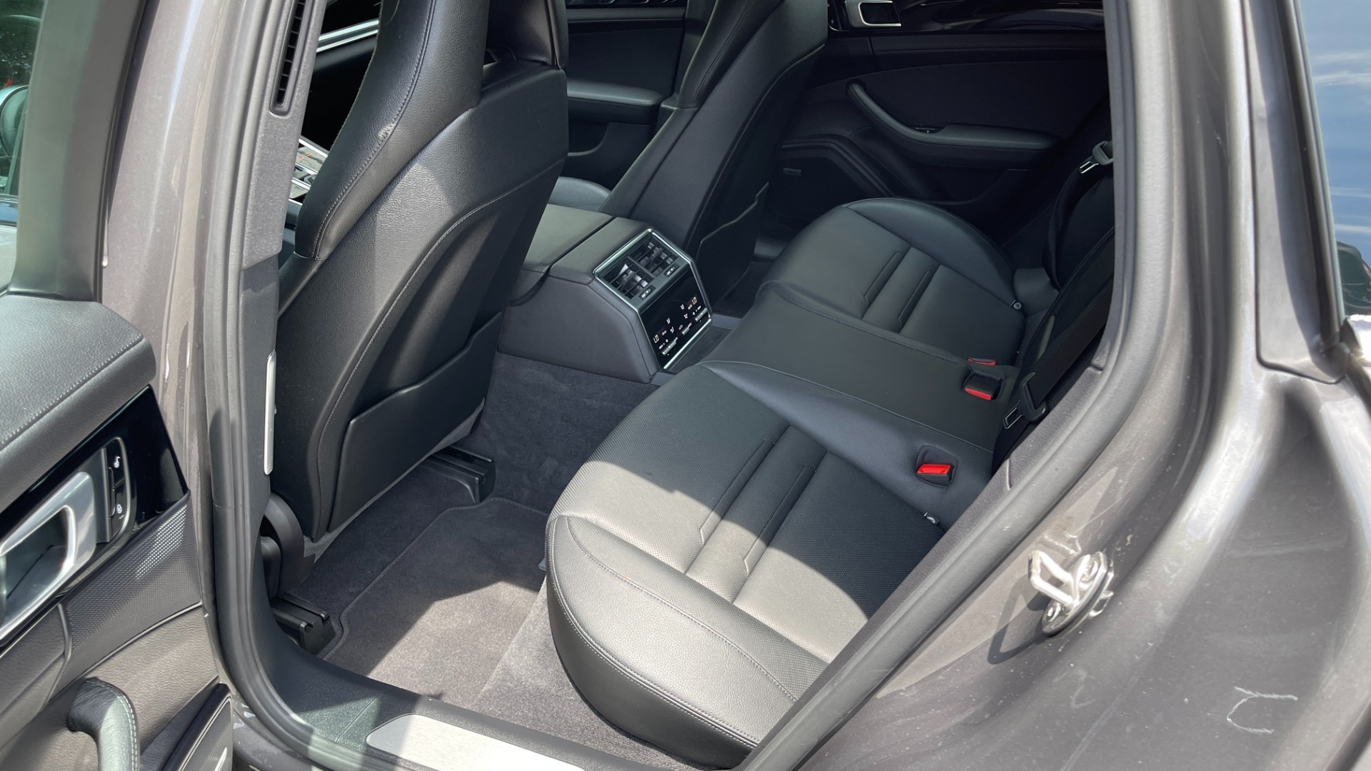 Used 2018 Porsche Panamera Sport Turismo 4S / SPORT TURISMO / PREMIUM / SKI BOX / 21IN SPORT DESIGN WHEELS for sale $89,999 at Formula Imports in Charlotte NC 28227 27