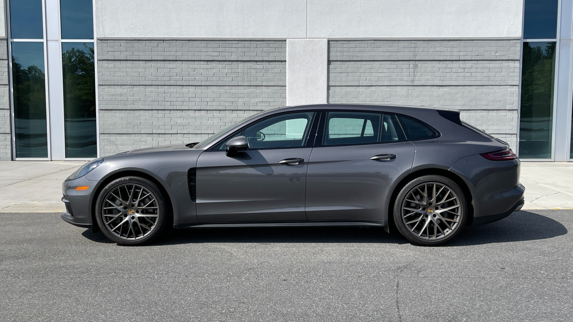 Used 2018 Porsche Panamera Sport Turismo 4S / SPORT TURISMO / PREMIUM / SKI BOX / 21IN SPORT DESIGN WHEELS for sale $89,999 at Formula Imports in Charlotte NC 28227 4