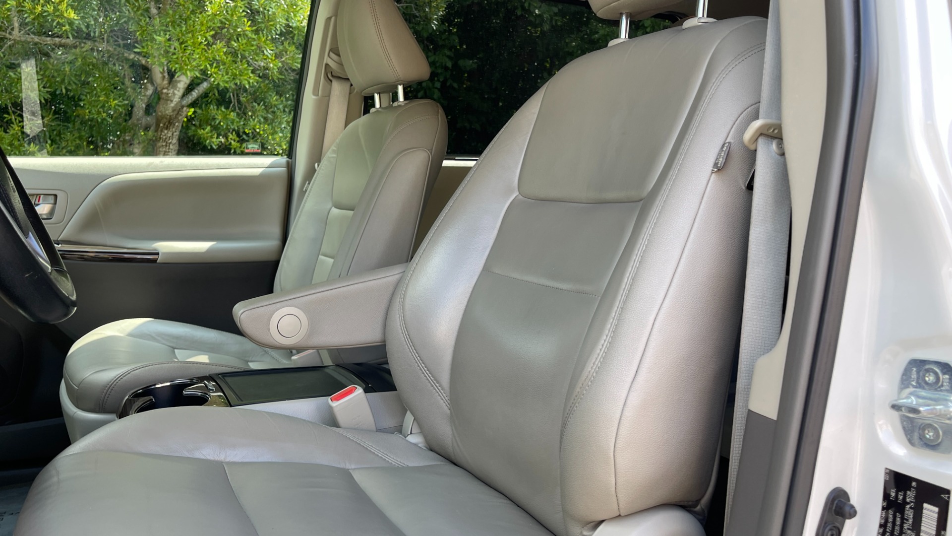 Used 2016 Toyota Sienna XLE / NAVIGATION PACK / REAVIEW / PARKING ASSIST / ENTUNE DISPLAY for sale Sold at Formula Imports in Charlotte NC 28227 10