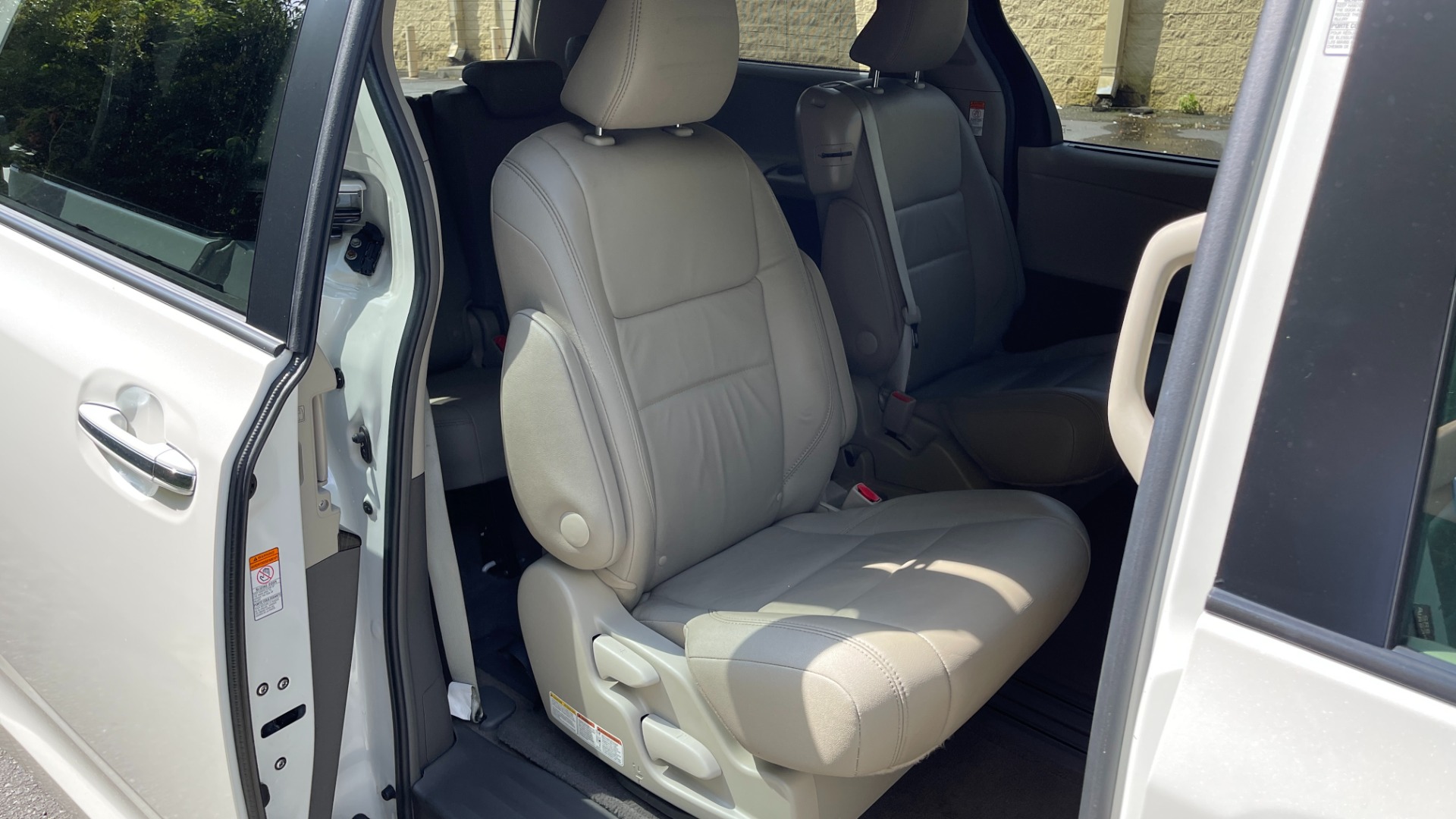 Used 2016 Toyota Sienna XLE / NAVIGATION PACK / REAVIEW / PARKING ASSIST / ENTUNE DISPLAY for sale Sold at Formula Imports in Charlotte NC 28227 17