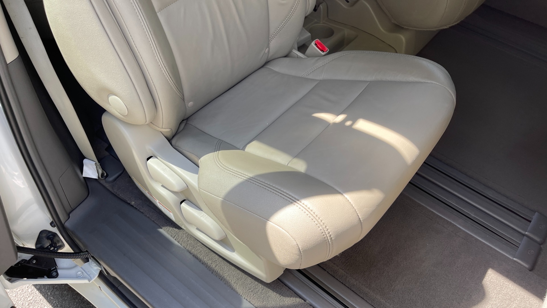 Used 2016 Toyota Sienna XLE / NAVIGATION PACK / REAVIEW / PARKING ASSIST / ENTUNE DISPLAY for sale Sold at Formula Imports in Charlotte NC 28227 20