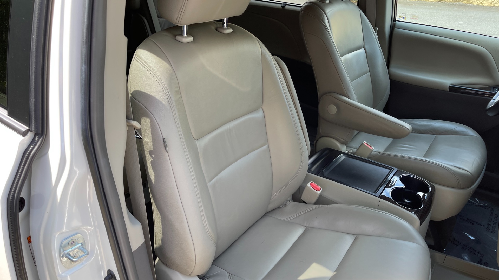 Used 2016 Toyota Sienna XLE / NAVIGATION PACK / REAVIEW / PARKING ASSIST / ENTUNE DISPLAY for sale Sold at Formula Imports in Charlotte NC 28227 28