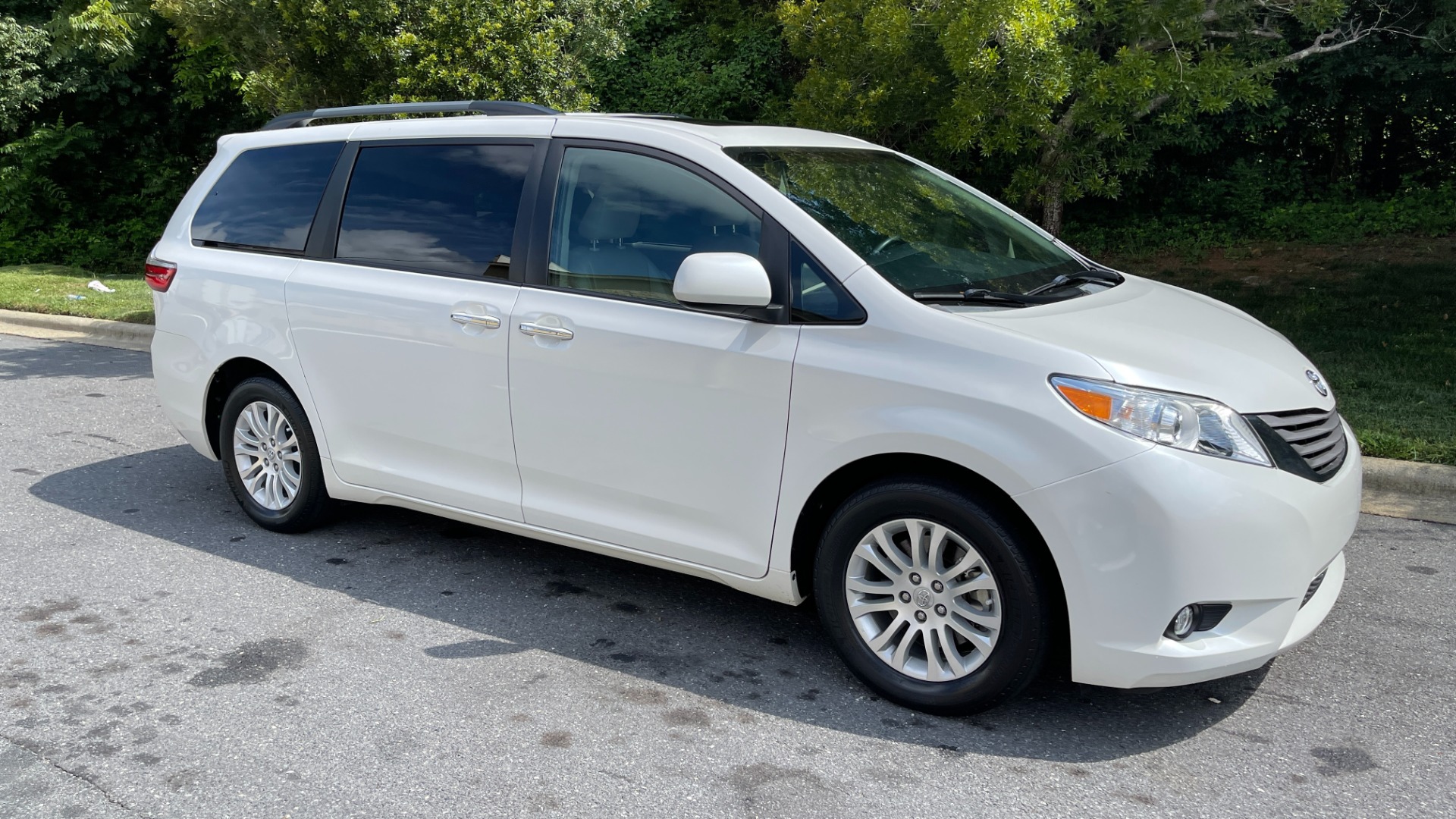 Used 2016 Toyota Sienna XLE / NAVIGATION PACK / REAVIEW / PARKING ASSIST / ENTUNE DISPLAY for sale Sold at Formula Imports in Charlotte NC 28227 3