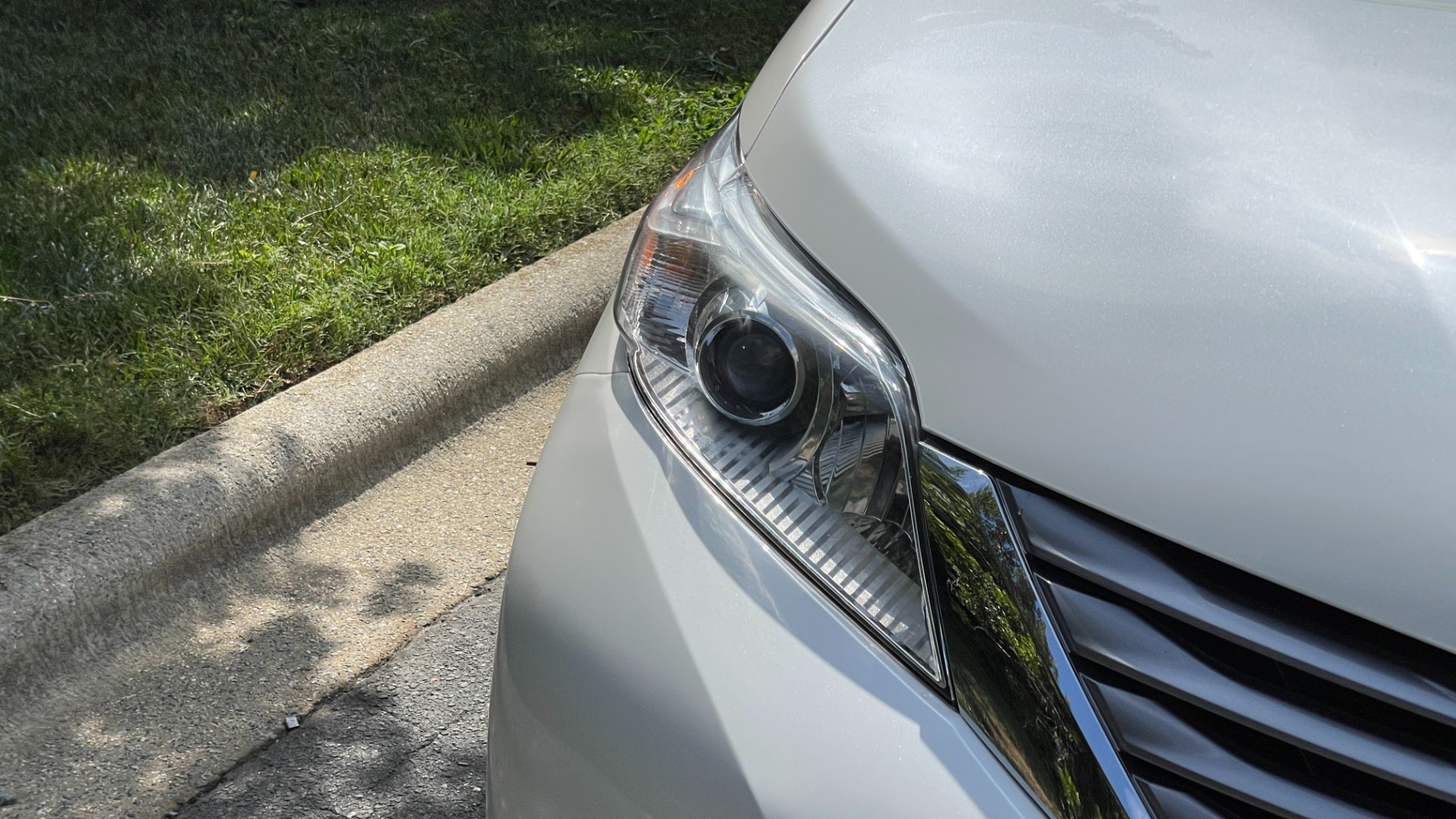 Used 2016 Toyota Sienna XLE / NAVIGATION PACK / REAVIEW / PARKING ASSIST / ENTUNE DISPLAY for sale Sold at Formula Imports in Charlotte NC 28227 31