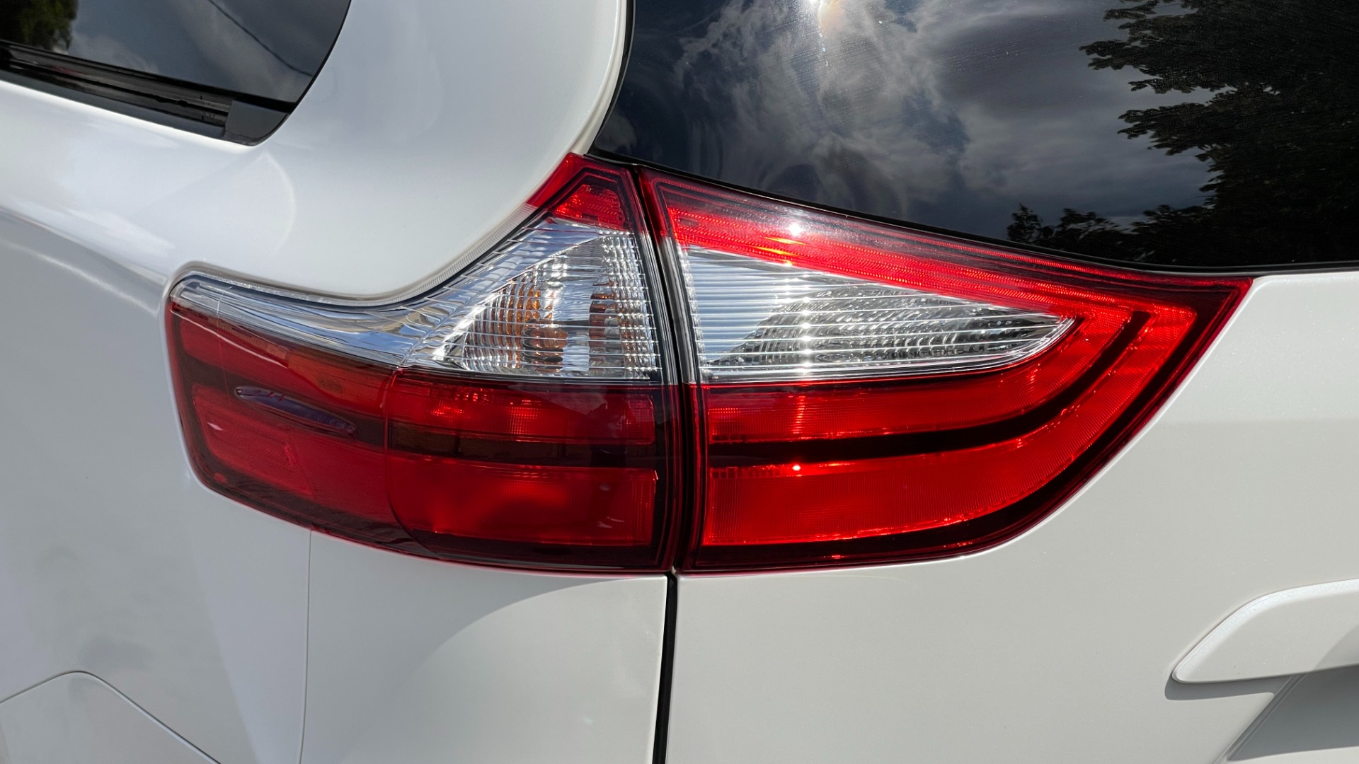 Used 2016 Toyota Sienna XLE / NAVIGATION PACK / REAVIEW / PARKING ASSIST / ENTUNE DISPLAY for sale Sold at Formula Imports in Charlotte NC 28227 33