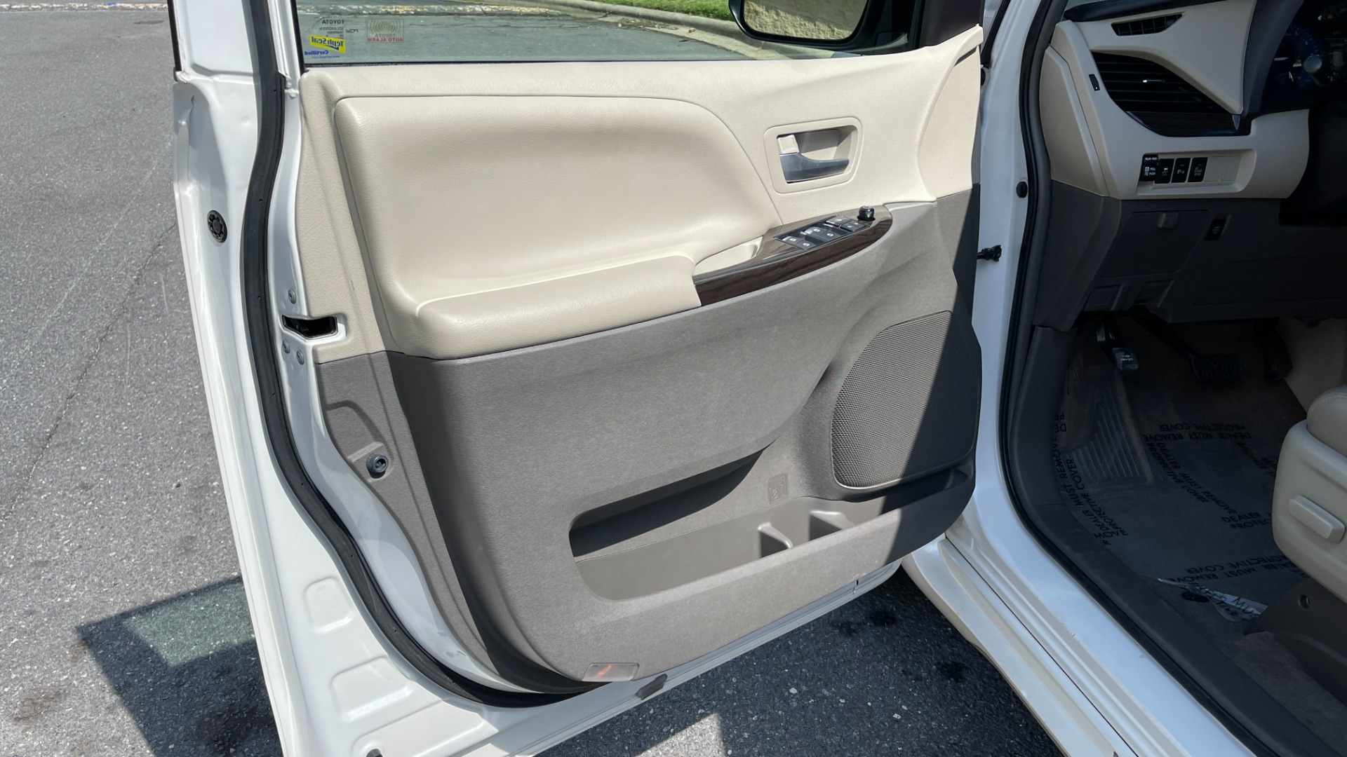 Used 2016 Toyota Sienna XLE / NAVIGATION PACK / REAVIEW / PARKING ASSIST / ENTUNE DISPLAY for sale Sold at Formula Imports in Charlotte NC 28227 35