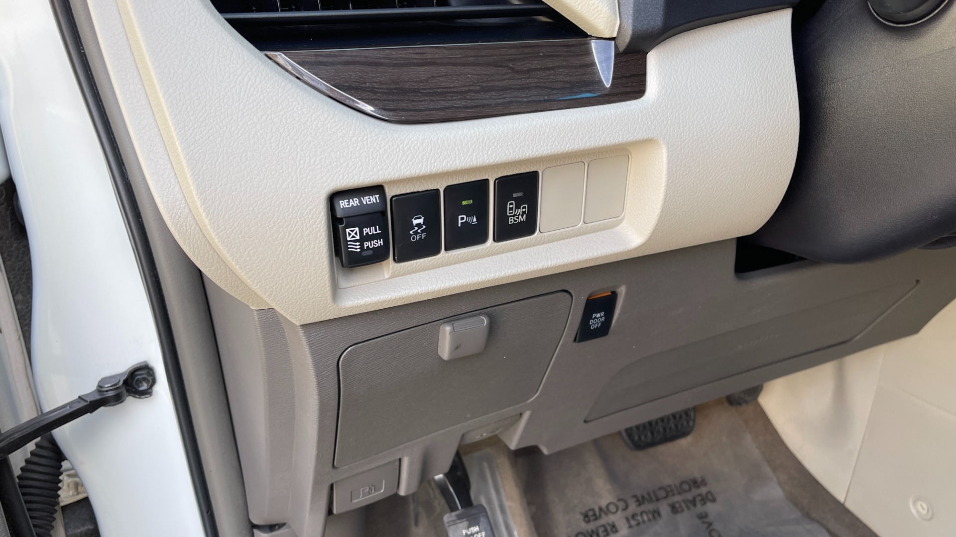 Used 2016 Toyota Sienna XLE / NAVIGATION PACK / REAVIEW / PARKING ASSIST / ENTUNE DISPLAY for sale Sold at Formula Imports in Charlotte NC 28227 37