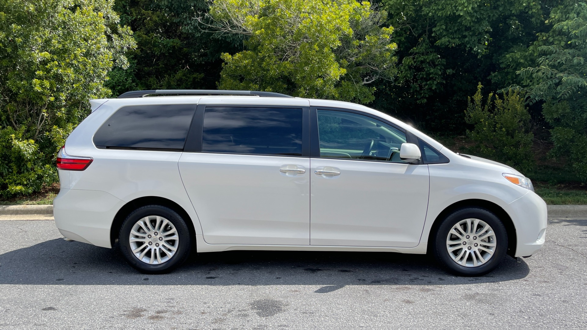 Used 2016 Toyota Sienna XLE / NAVIGATION PACK / REAVIEW / PARKING ASSIST / ENTUNE DISPLAY for sale Sold at Formula Imports in Charlotte NC 28227 4