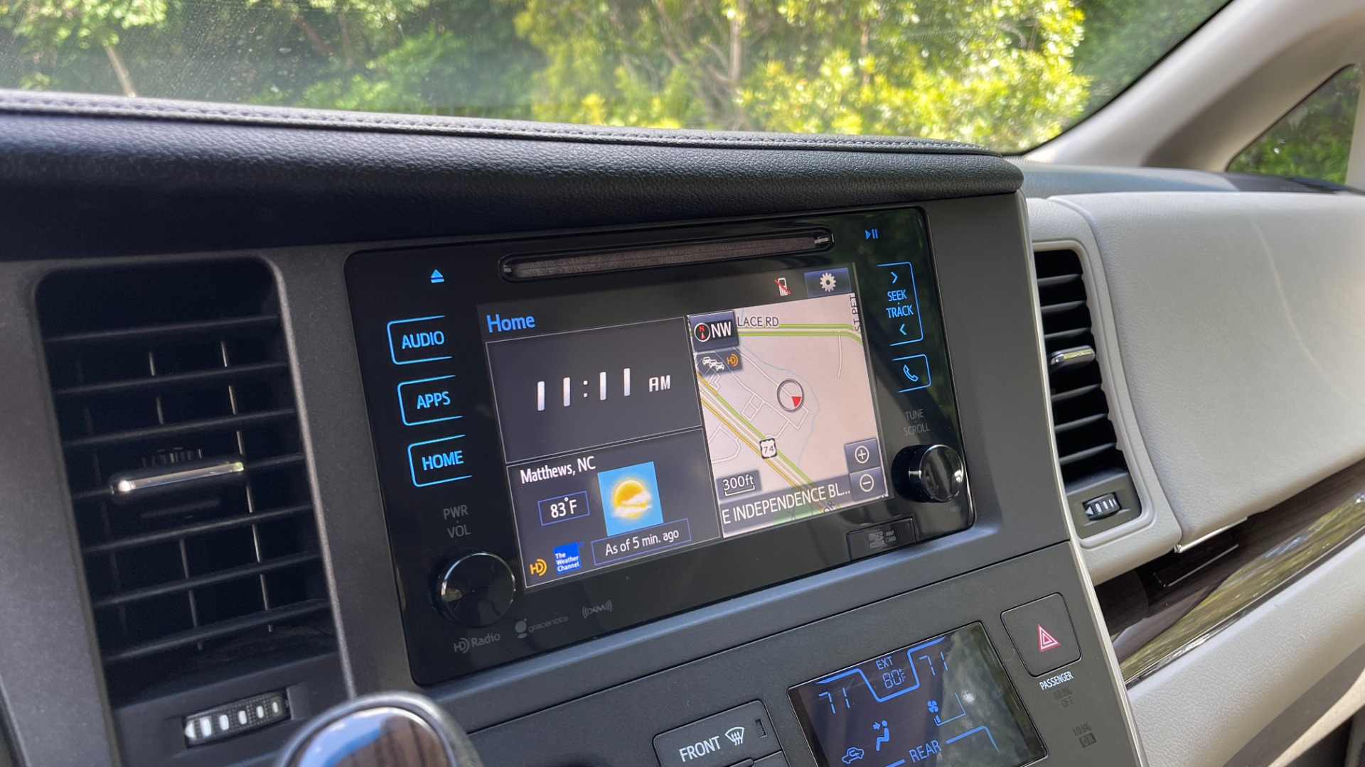 Used 2016 Toyota Sienna XLE / NAVIGATION PACK / REAVIEW / PARKING ASSIST / ENTUNE DISPLAY for sale Sold at Formula Imports in Charlotte NC 28227 41