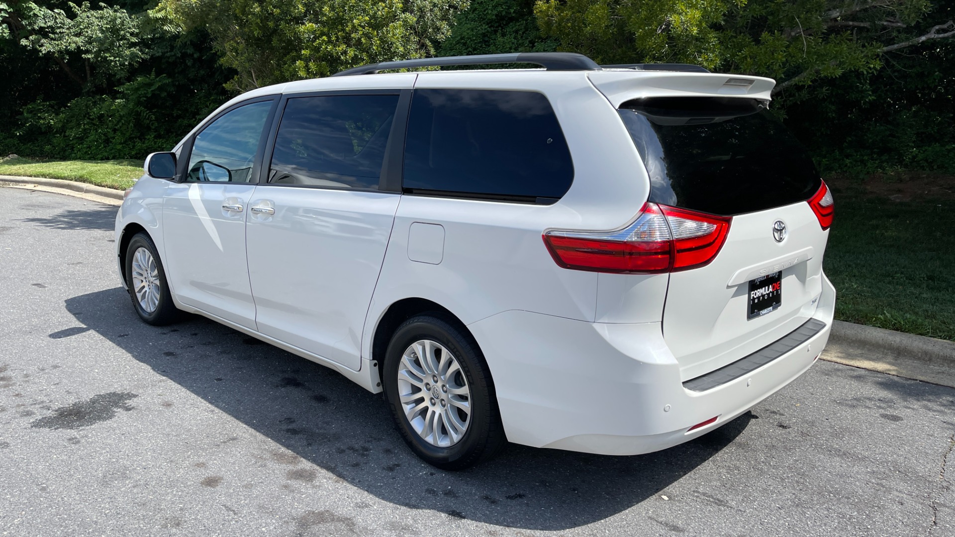 Used 2016 Toyota Sienna XLE / NAVIGATION PACK / REAVIEW / PARKING ASSIST / ENTUNE DISPLAY for sale Sold at Formula Imports in Charlotte NC 28227 5