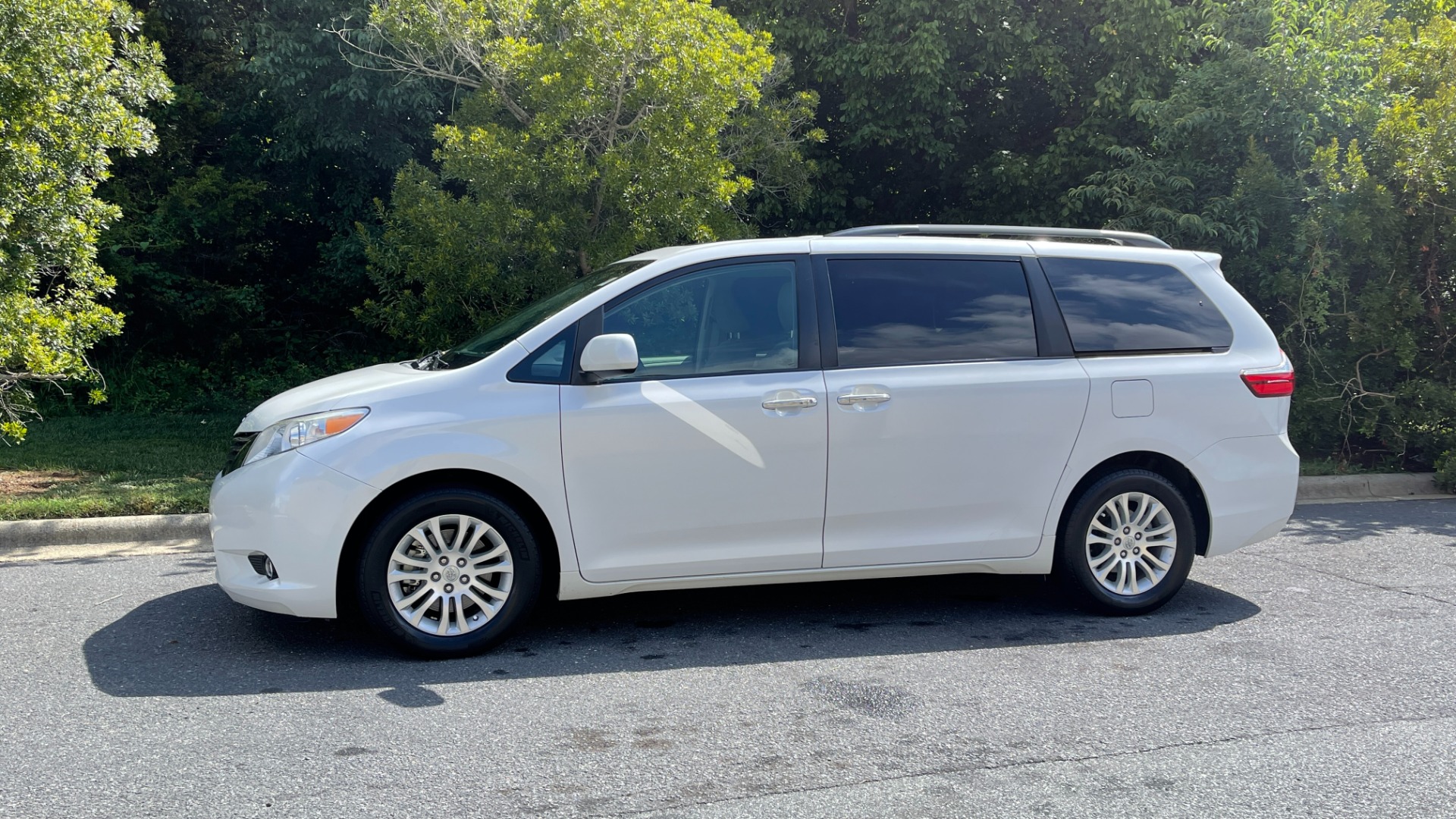 Used 2016 Toyota Sienna XLE / NAVIGATION PACK / REAVIEW / PARKING ASSIST / ENTUNE DISPLAY for sale Sold at Formula Imports in Charlotte NC 28227 6