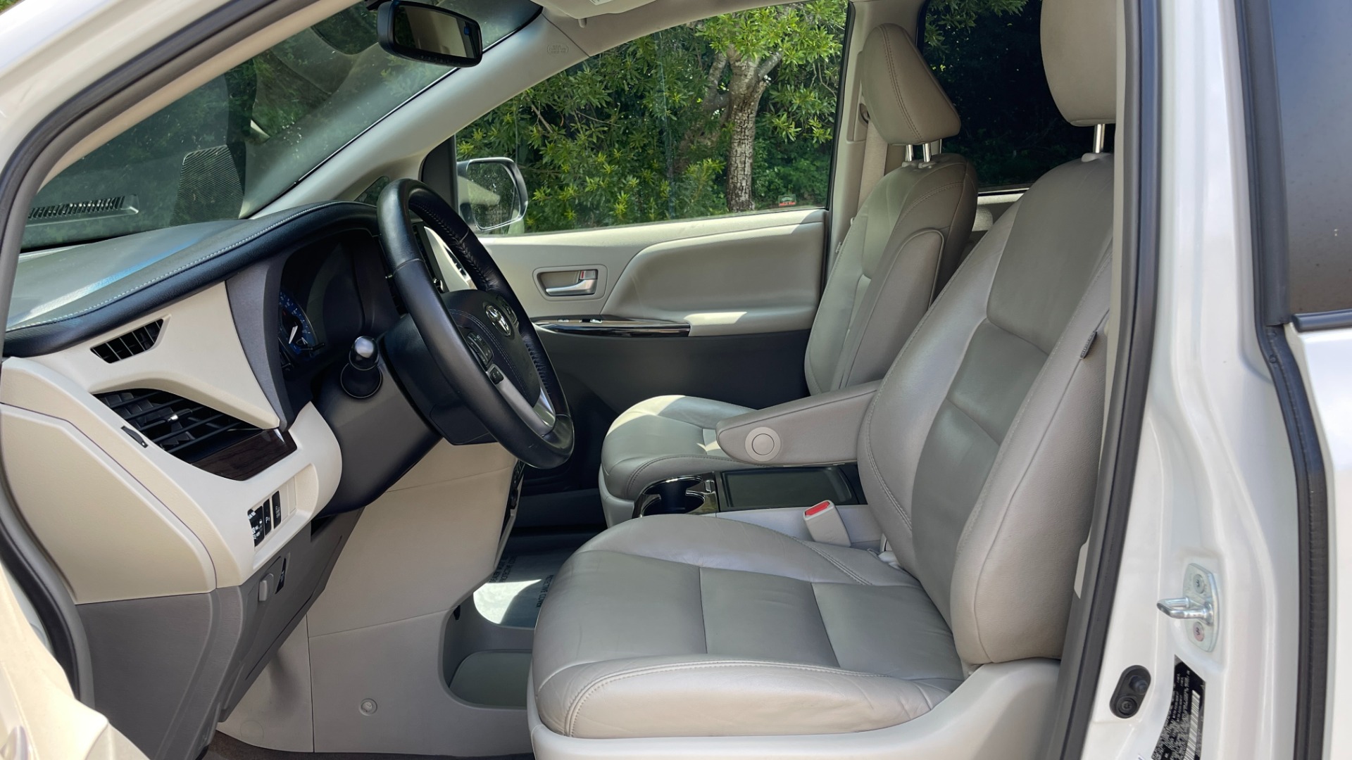 Used 2016 Toyota Sienna XLE / NAVIGATION PACK / REAVIEW / PARKING ASSIST / ENTUNE DISPLAY for sale Sold at Formula Imports in Charlotte NC 28227 9