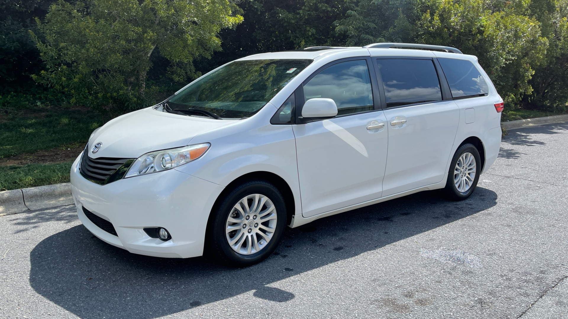 Used 2016 Toyota Sienna XLE / NAVIGATION PACK / REAVIEW / PARKING ASSIST / ENTUNE DISPLAY for sale Sold at Formula Imports in Charlotte NC 28227 1