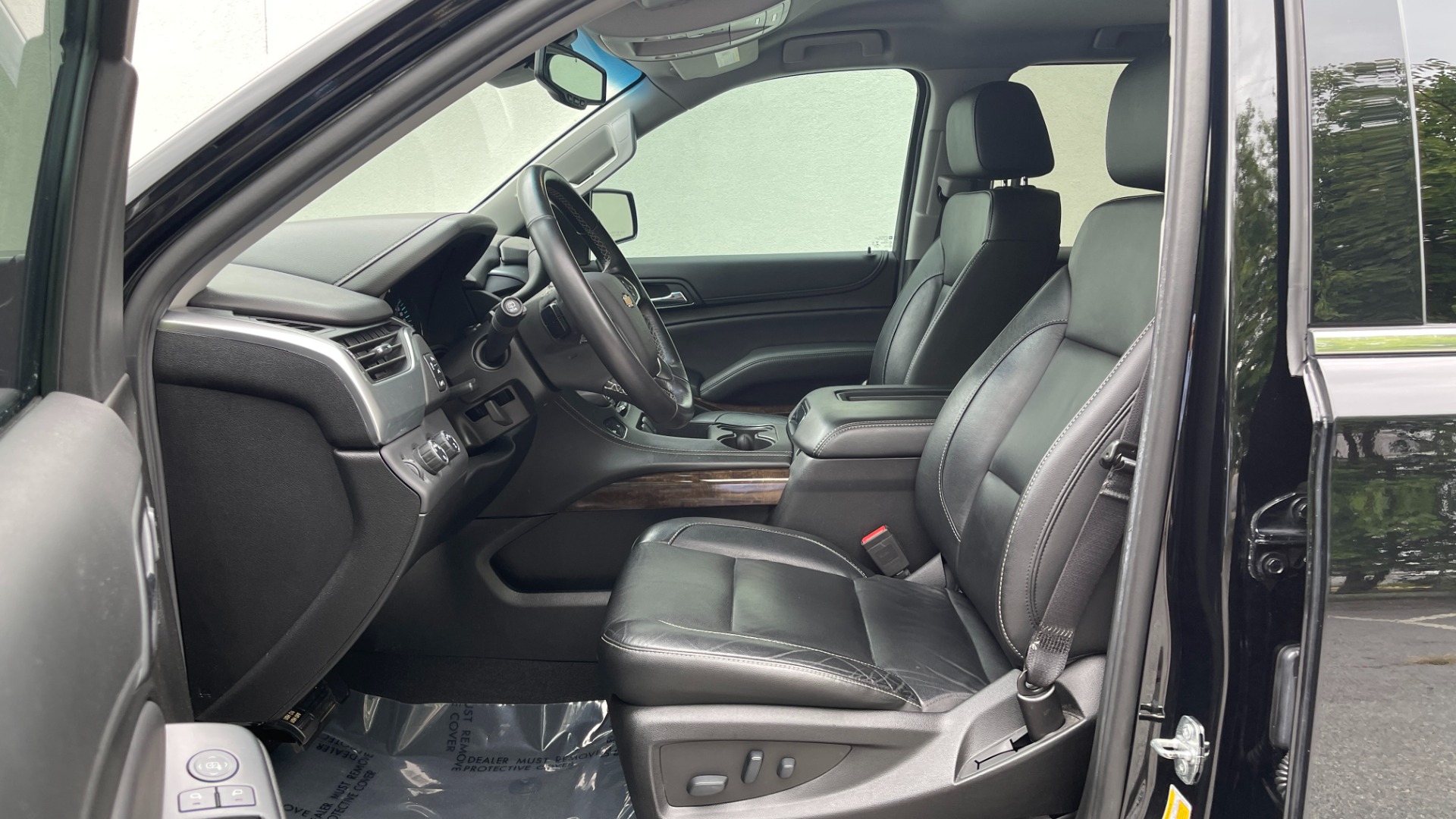 Used 2019 Chevrolet Suburban LT / LEATHER / 4WD / 8IN TOUCH SCREEN / NAVIGATION for sale $36,995 at Formula Imports in Charlotte NC 28227 13