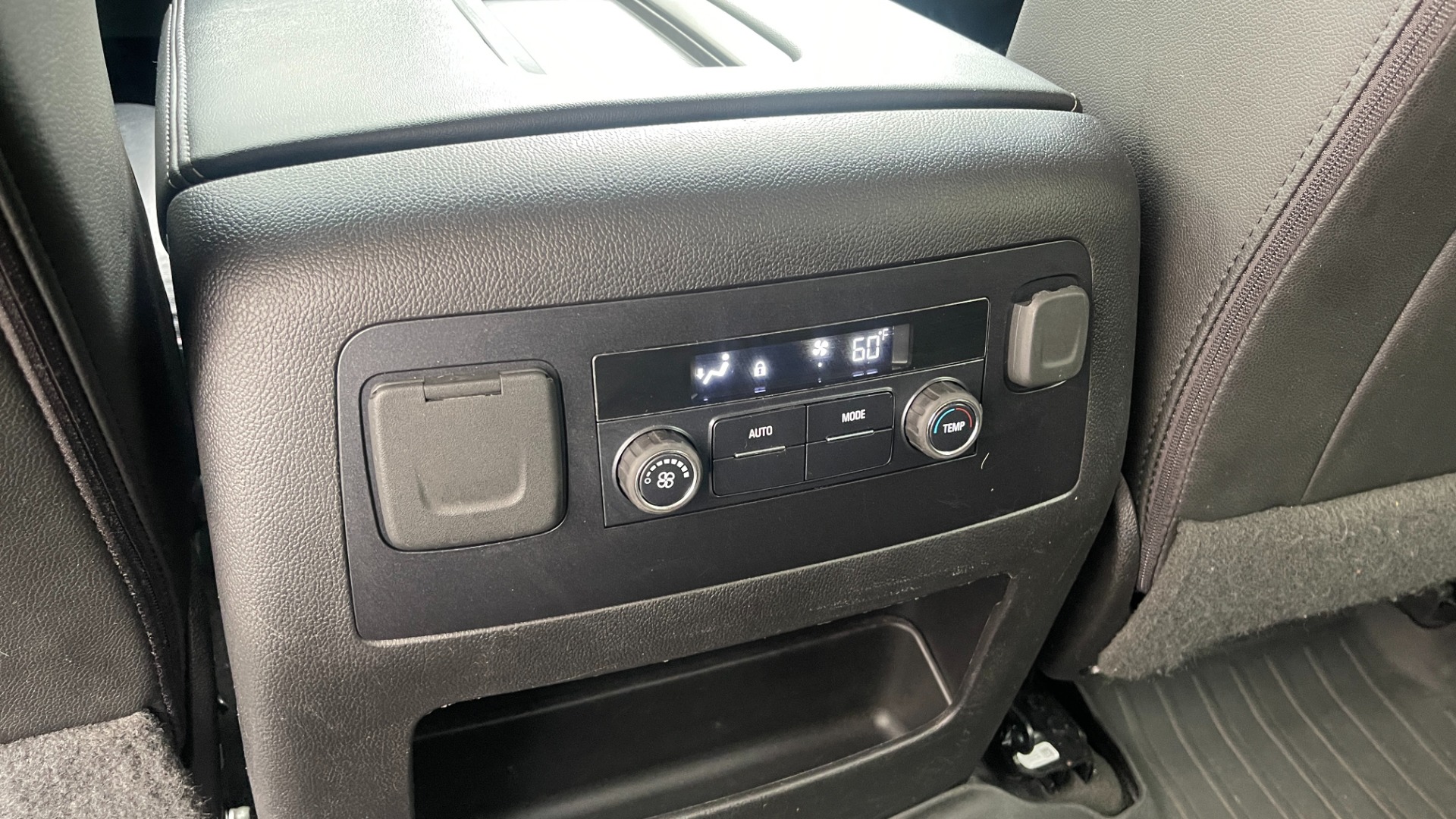 Used 2019 Chevrolet Suburban LT / LEATHER / 4WD / 8IN TOUCH SCREEN / NAVIGATION for sale $36,995 at Formula Imports in Charlotte NC 28227 19