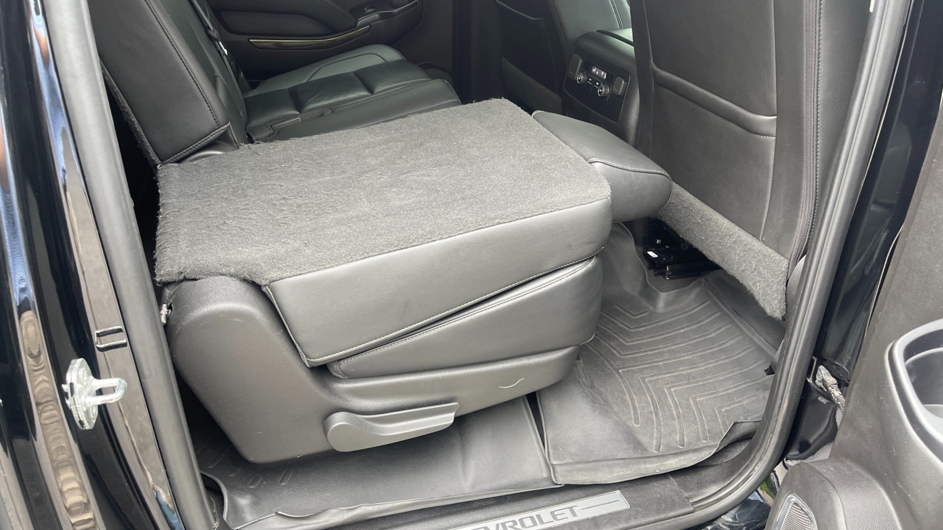 Used 2019 Chevrolet Suburban LT / LEATHER / 4WD / 8IN TOUCH SCREEN / NAVIGATION for sale $36,995 at Formula Imports in Charlotte NC 28227 21