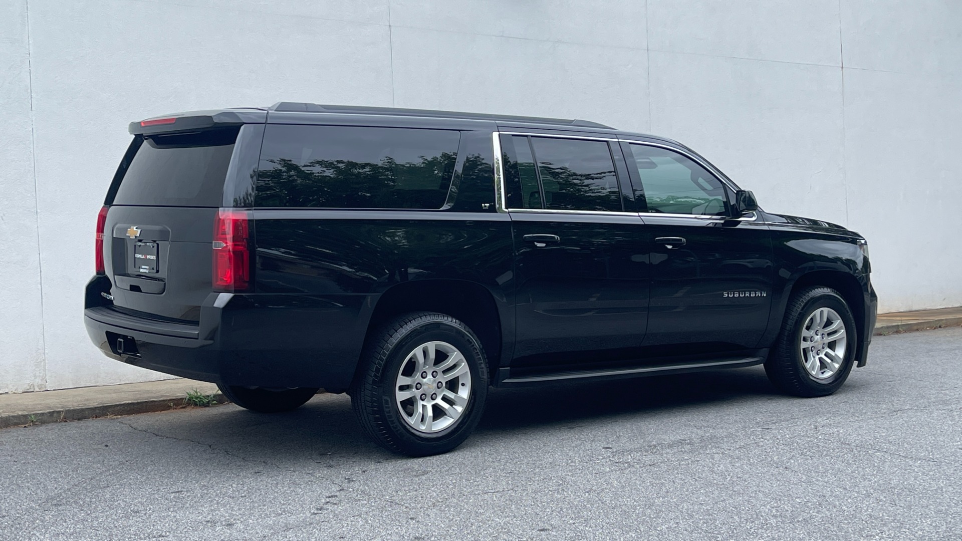 Used 2019 Chevrolet Suburban LT / LEATHER / 4WD / 8IN TOUCH SCREEN / NAVIGATION for sale $36,995 at Formula Imports in Charlotte NC 28227 3