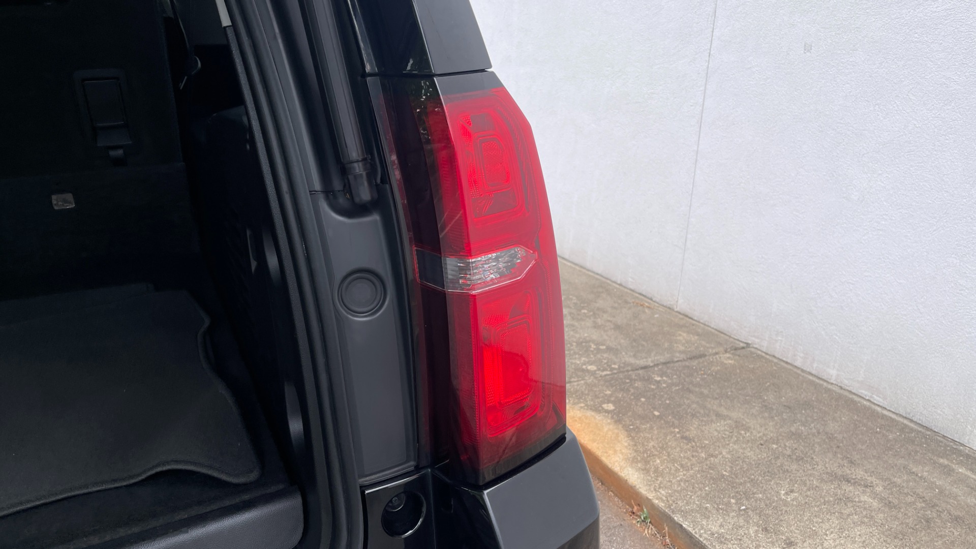 Used 2019 Chevrolet Suburban LT / LEATHER / 4WD / 8IN TOUCH SCREEN / NAVIGATION for sale $36,995 at Formula Imports in Charlotte NC 28227 32