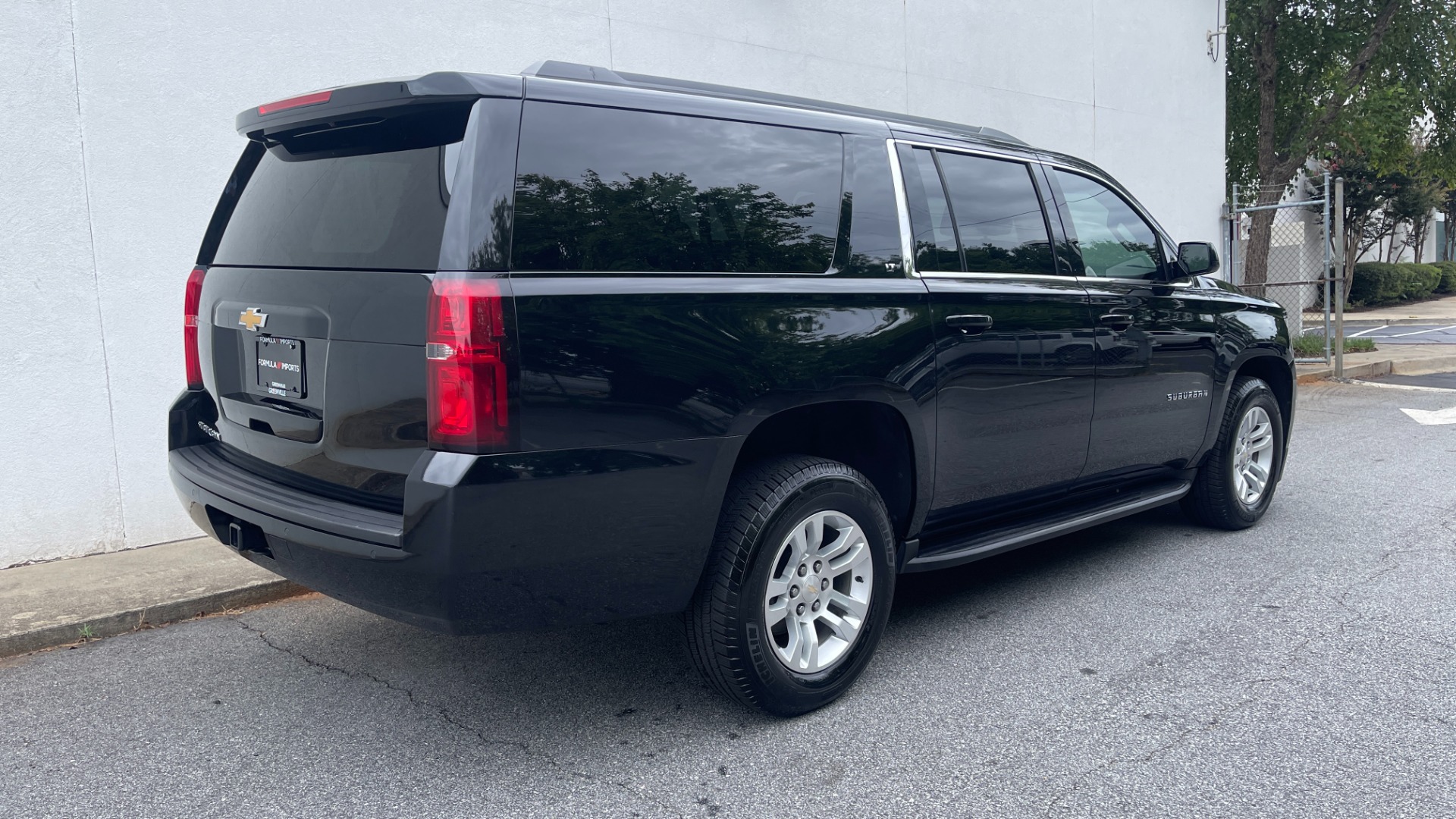 Used 2019 Chevrolet Suburban LT / LEATHER / 4WD / 8IN TOUCH SCREEN / NAVIGATION for sale $36,995 at Formula Imports in Charlotte NC 28227 4