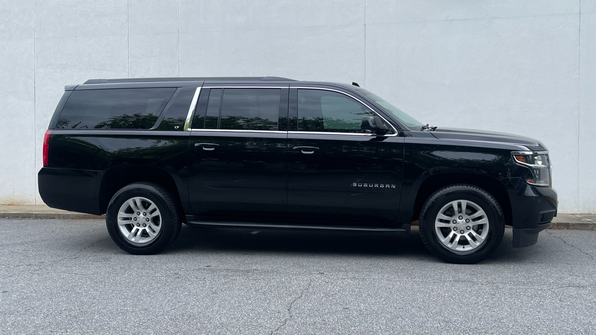 Used 2019 Chevrolet Suburban LT / LEATHER / 4WD / 8IN TOUCH SCREEN / NAVIGATION for sale $36,795 at Formula Imports in Charlotte NC 28227 5