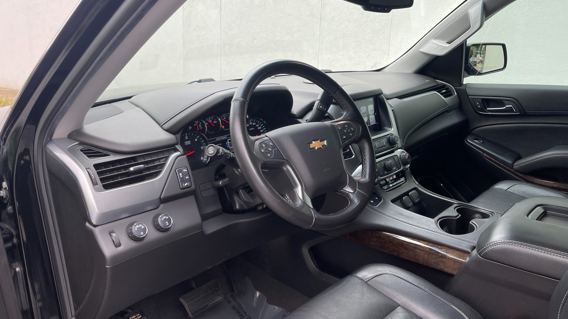 Used 2019 Chevrolet Suburban LT / LEATHER / 4WD / 8IN TOUCH SCREEN / NAVIGATION for sale $36,995 at Formula Imports in Charlotte NC 28227 9